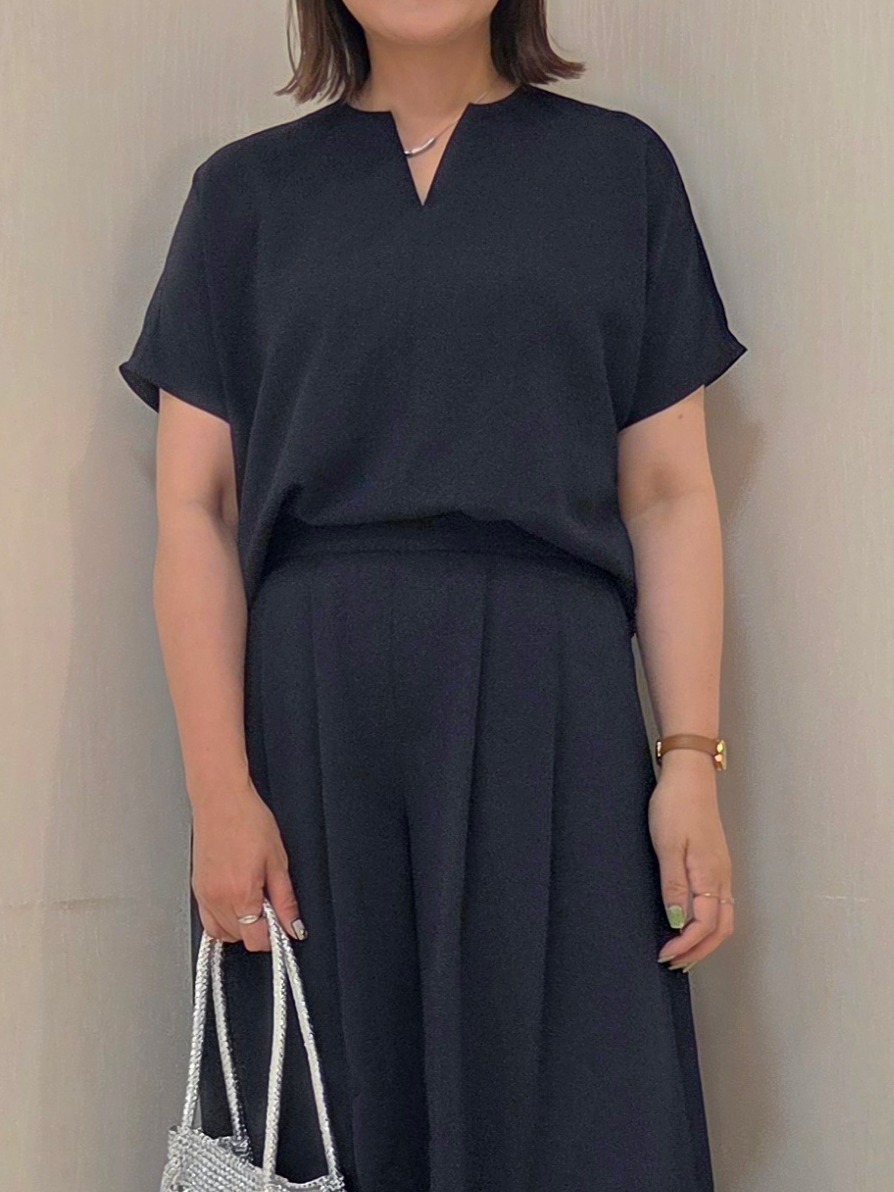 naokoさんの「UNTITLED｜【UV/接触冷感/セットアップ可】リラクシーキーVネックブラウス」を使ったコーディネート