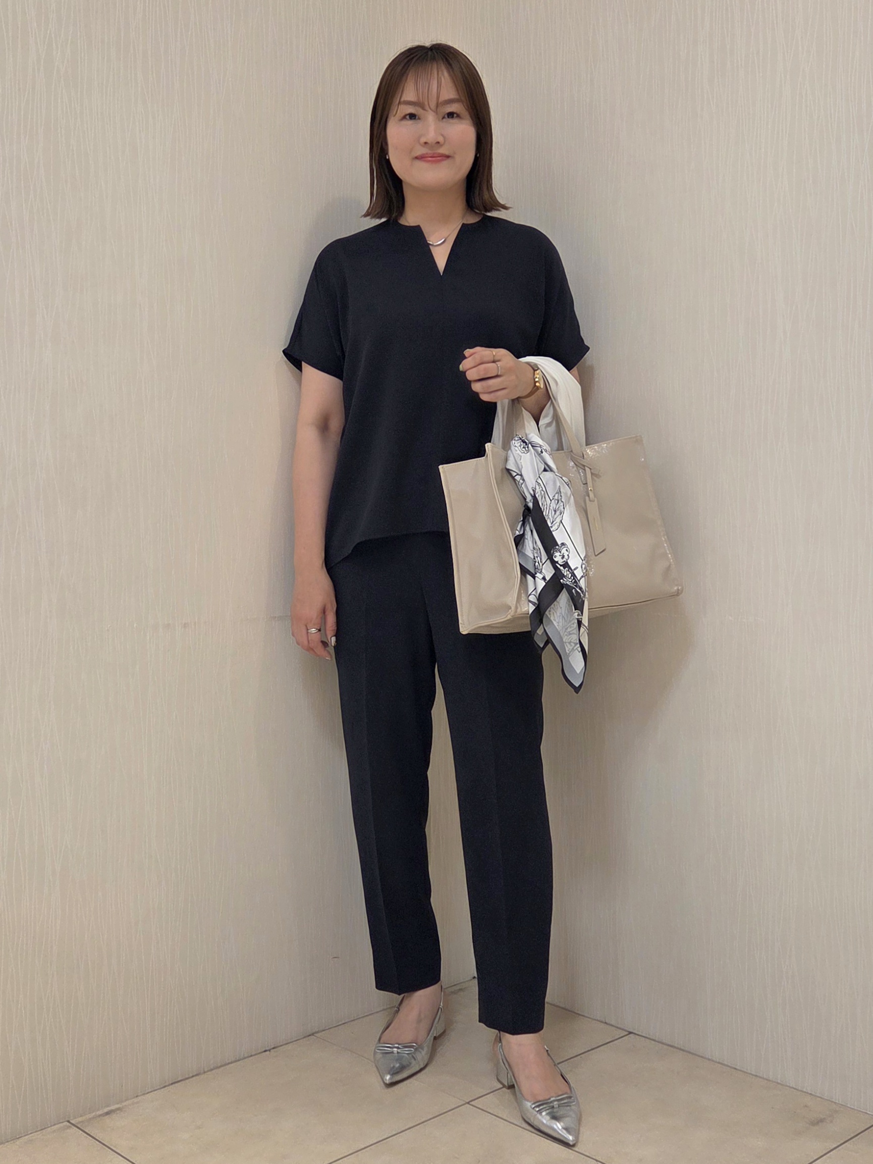 naokoさんの「UNTITLED｜【UV/接触冷感/セットアップ可】リラクシーキーVネックブラウス」を使ったコーディネート