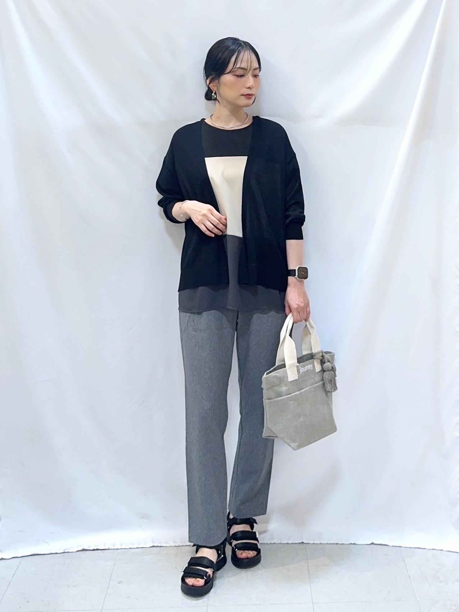 𝐇𝐢𝐫𝐨𝐦𝐢さんの「SHOO･LA･RUE｜【ひんやり/洗濯機可/S-LL】オンにもオフにも マルチに使えるボタンレスカーディガン」を使ったコーディネート