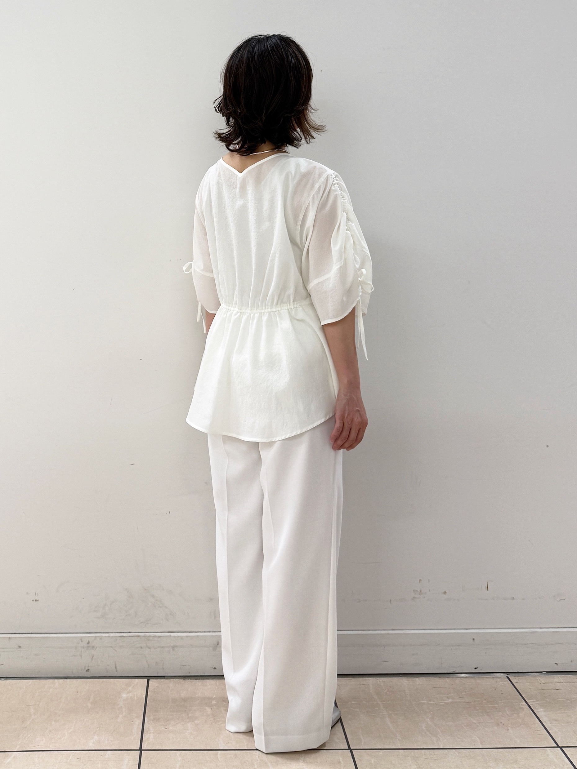 KIKIさんの「Reflect｜【通気性あり／涼しい／マシンウォッシャブル】ウエストギャザーブラウス」を使ったコーディネート