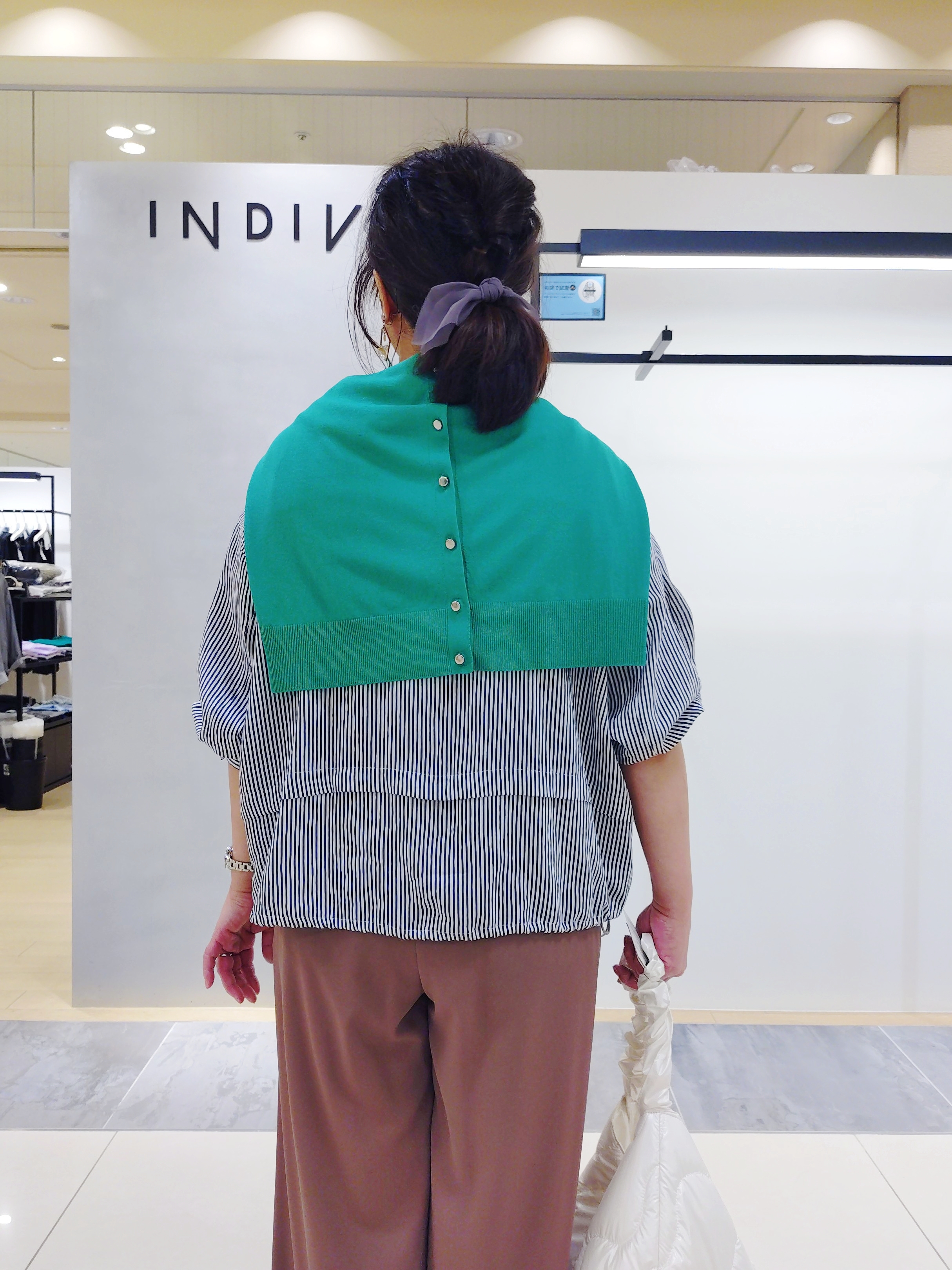 TOMOMIさんの「INDIVI｜【さらに軽く軽快！／着る日傘】イージーワイドパンツ」を使ったコーディネート