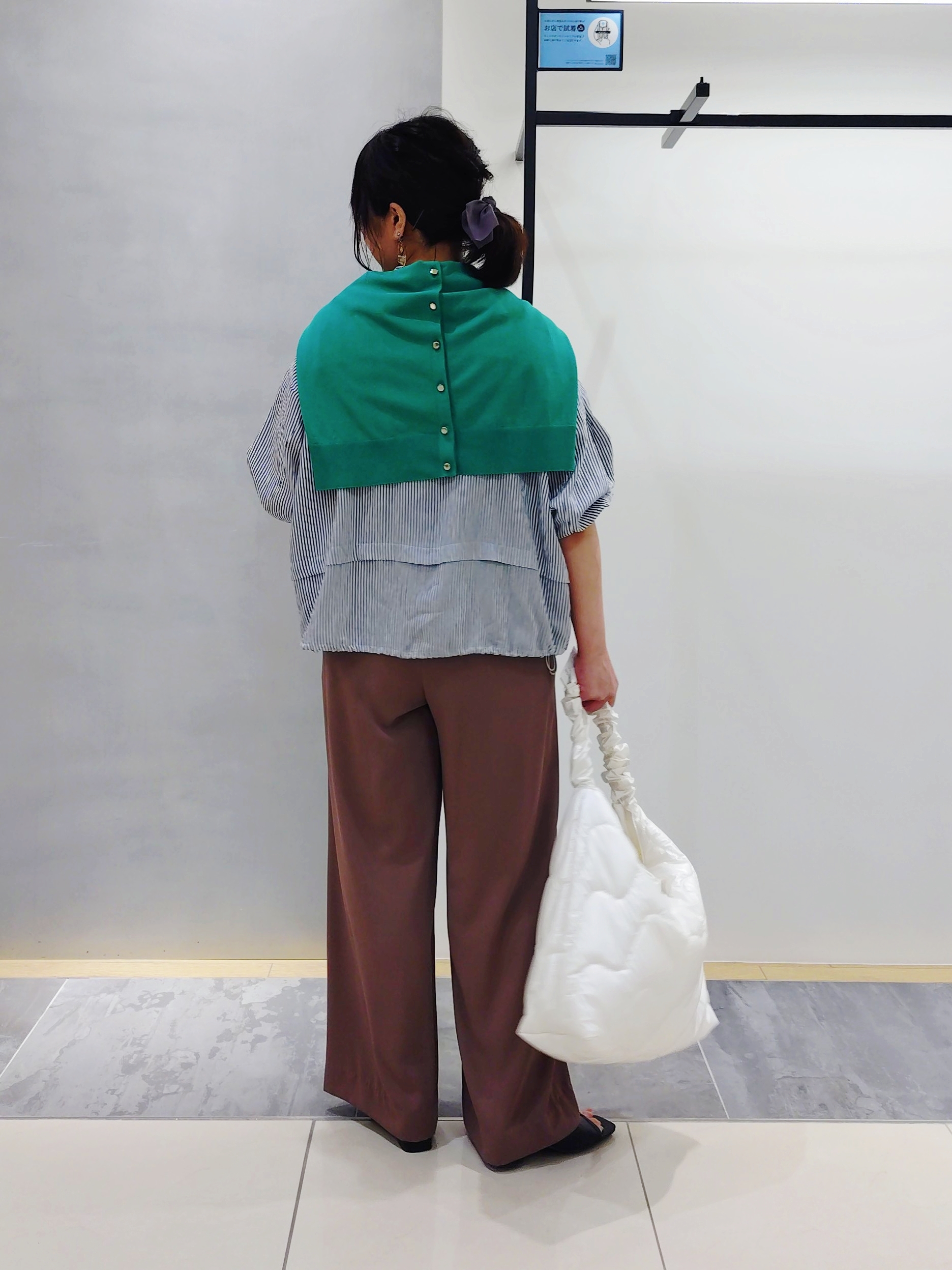 TOMOMIさんの「INDIVI｜【さらに軽く軽快！／着る日傘】イージーワイドパンツ」を使ったコーディネート