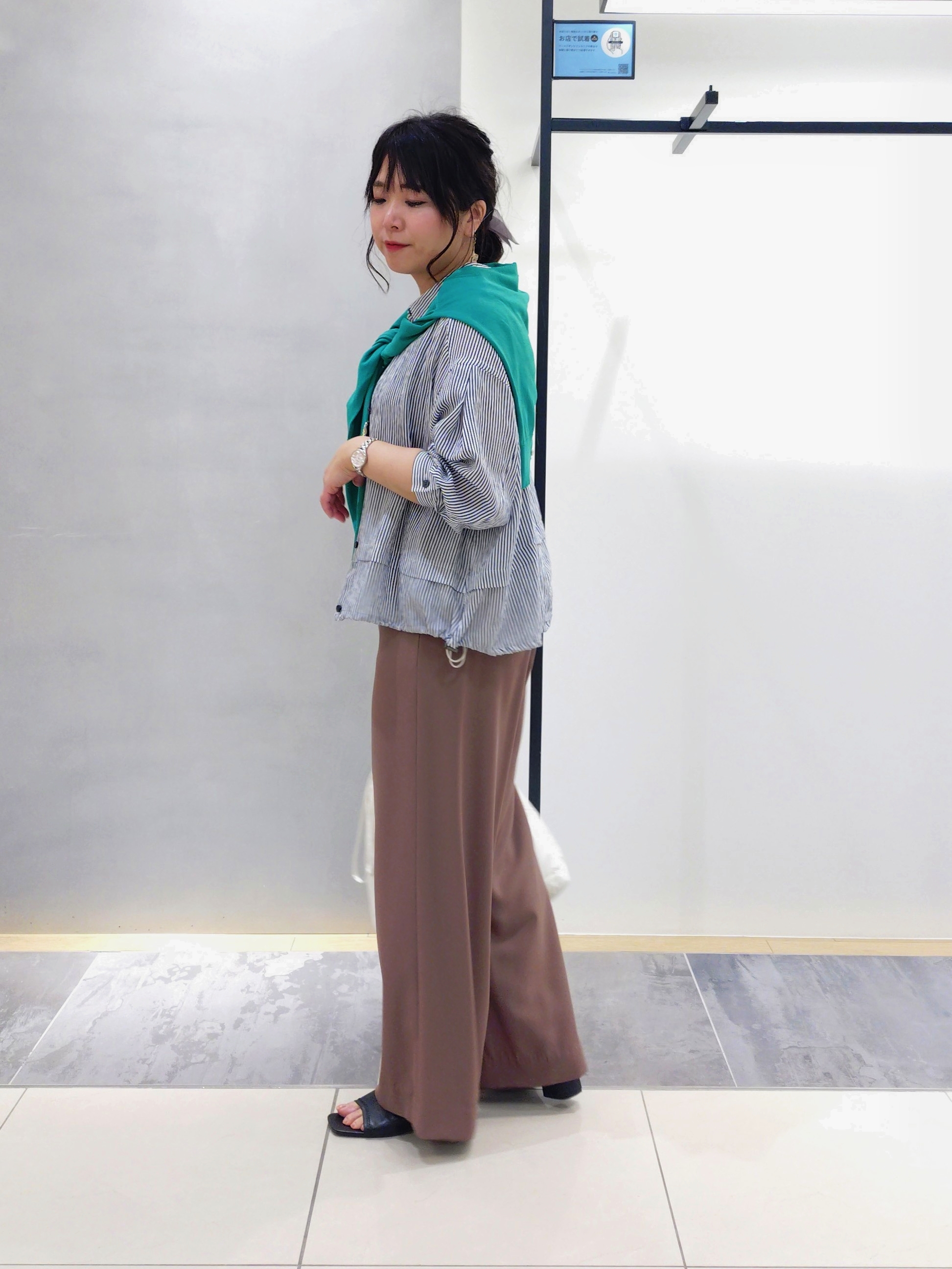 TOMOMIさんの「INDIVI｜【さらに軽く軽快！／着る日傘】イージーワイドパンツ」を使ったコーディネート