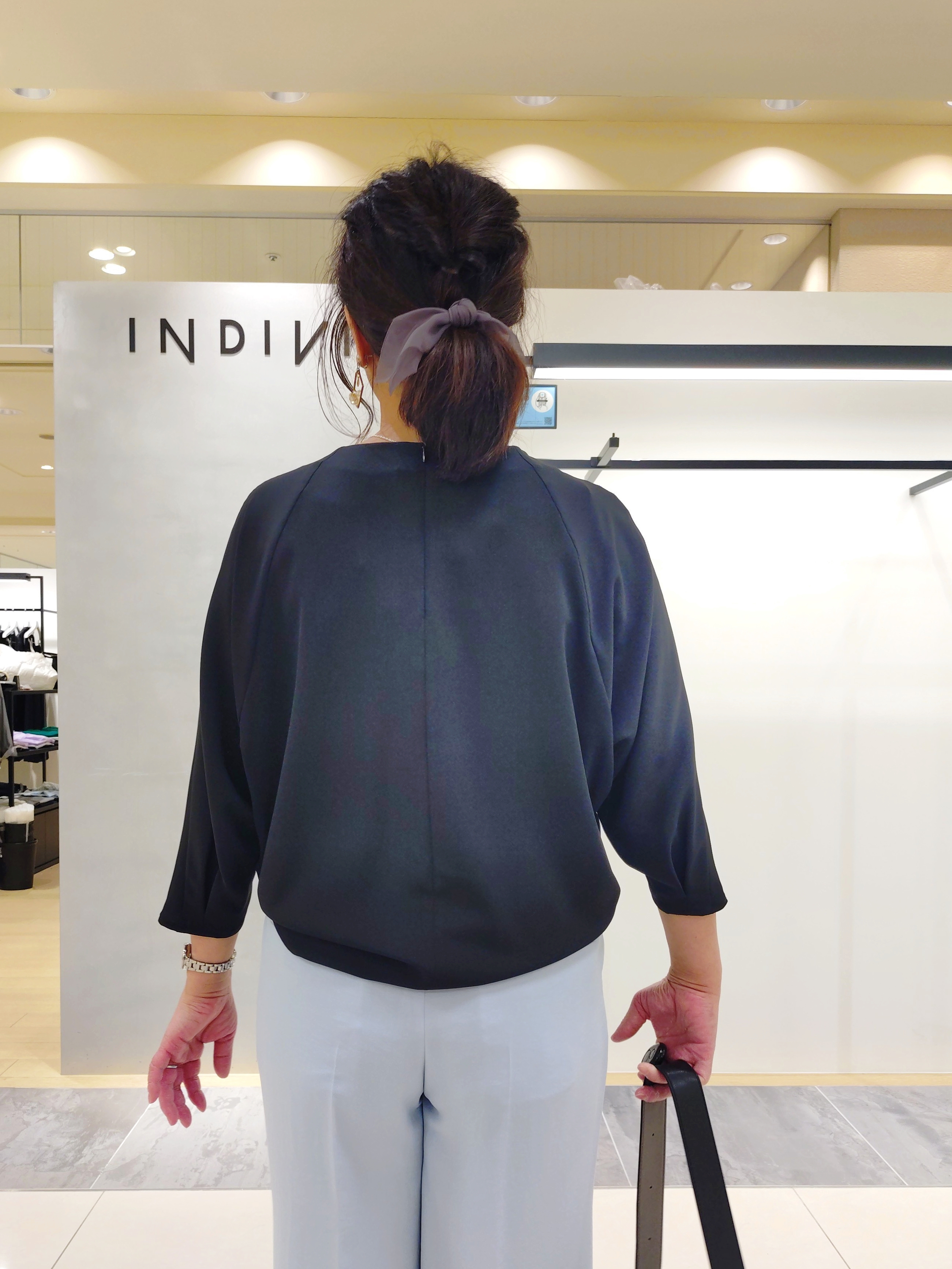 TOMOMIさんの「INDIVI｜【洗える／UVケア／SETUP可】着る日傘ワイドパンツ」を使ったコーディネート