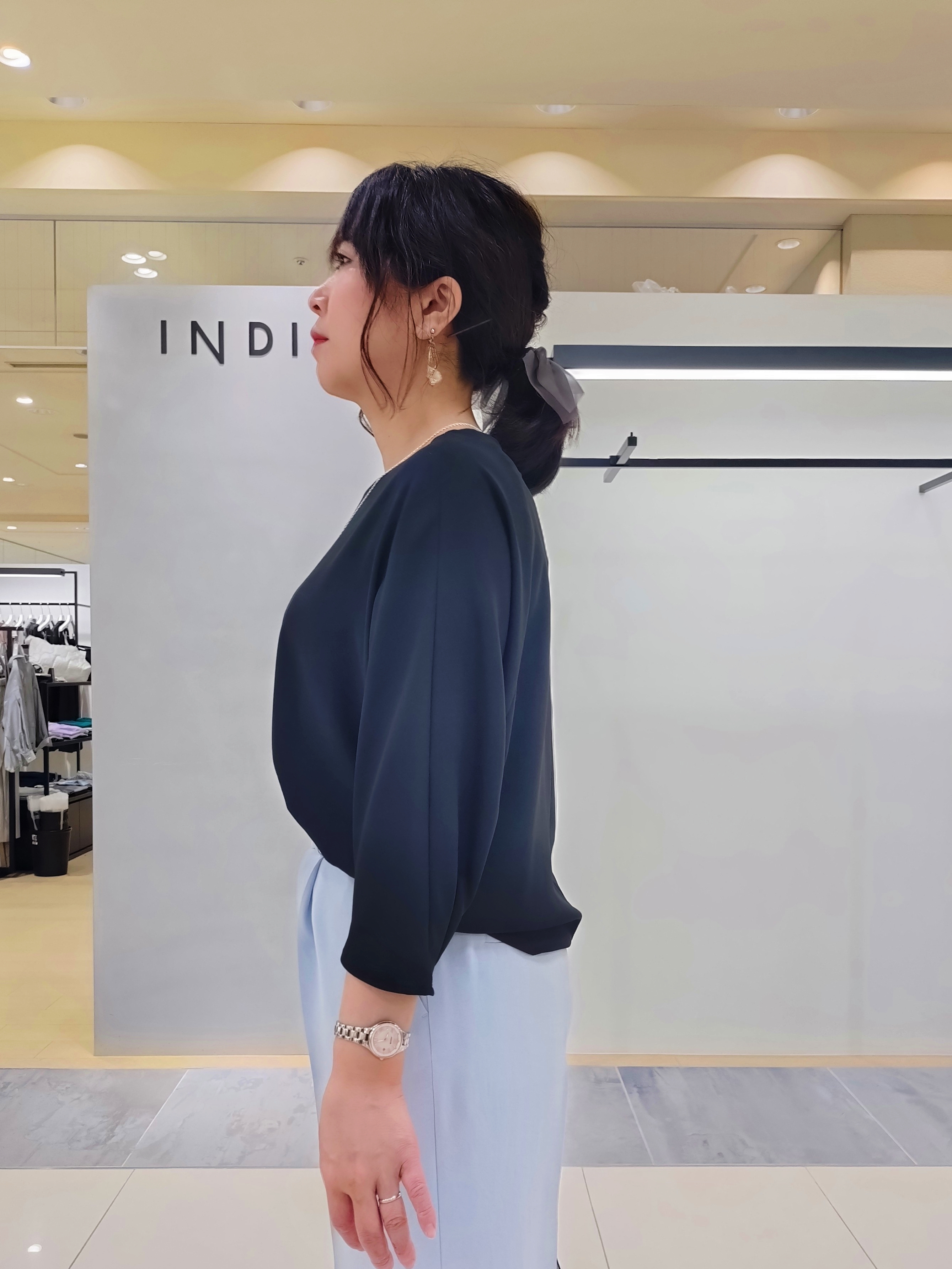 TOMOMIさんの「INDIVI｜【洗える／UVケア／SETUP可】着る日傘ワイドパンツ」を使ったコーディネート