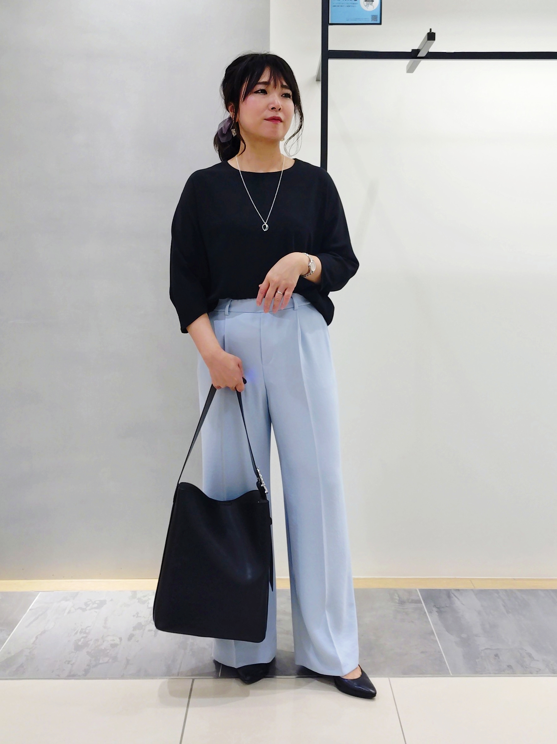 TOMOMIさんの「INDIVI｜【洗える／UVケア／SETUP可】着る日傘ワイドパンツ」を使ったコーディネート