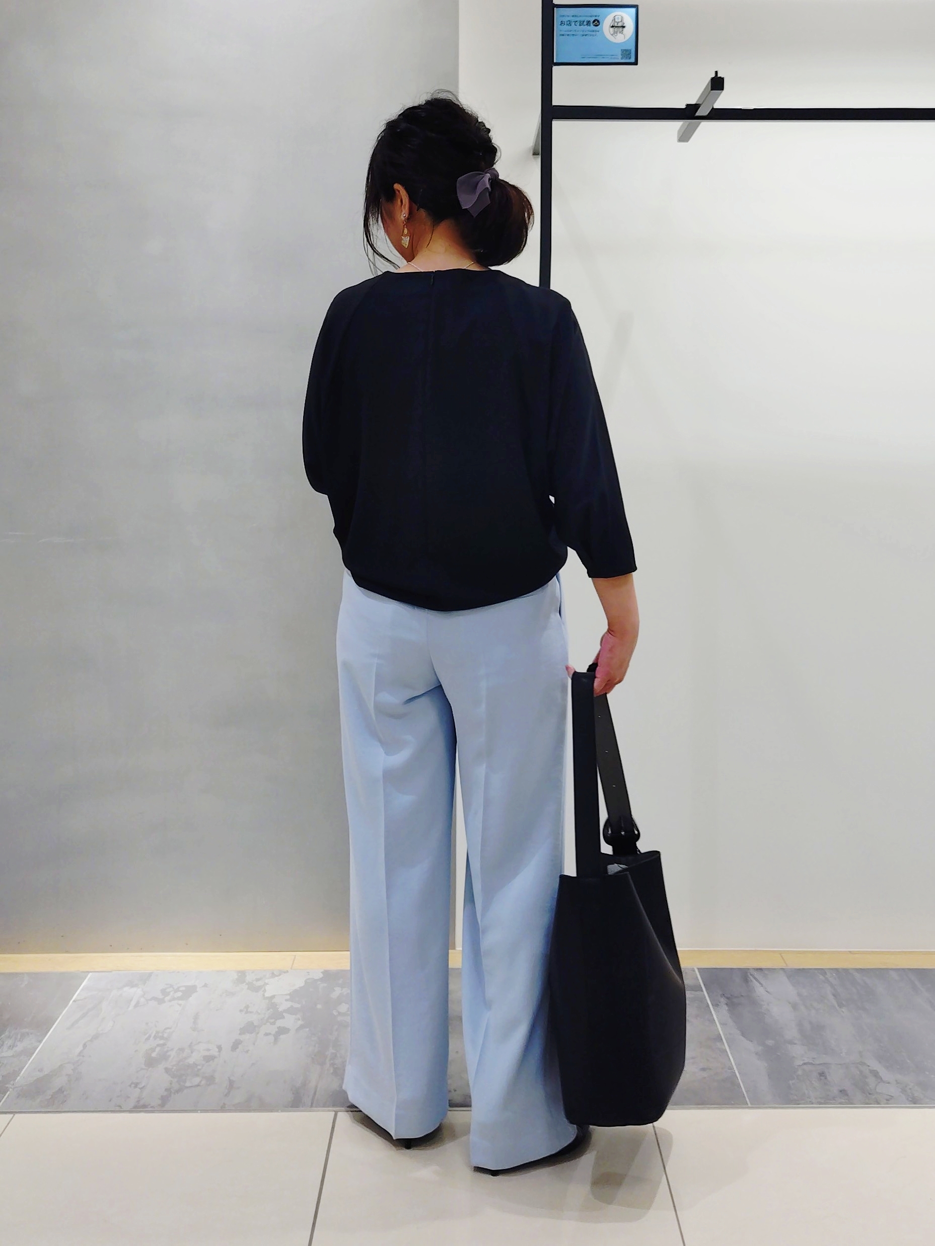 TOMOMIさんの「INDIVI｜【洗える／UVケア／SETUP可】着る日傘ワイドパンツ」を使ったコーディネート