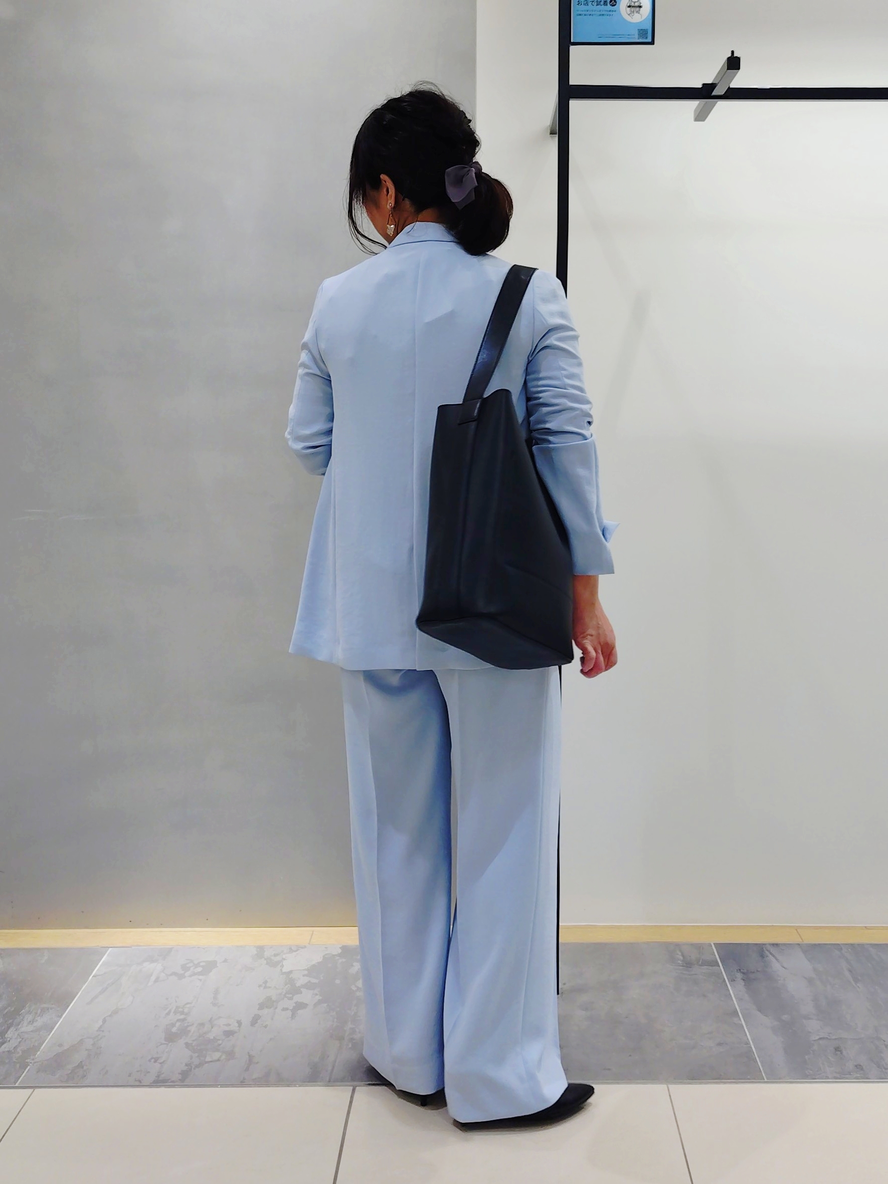 TOMOMIさんの「INDIVI｜【洗える／UVケア／SETUP可】着る日傘ワイドパンツ」を使ったコーディネート