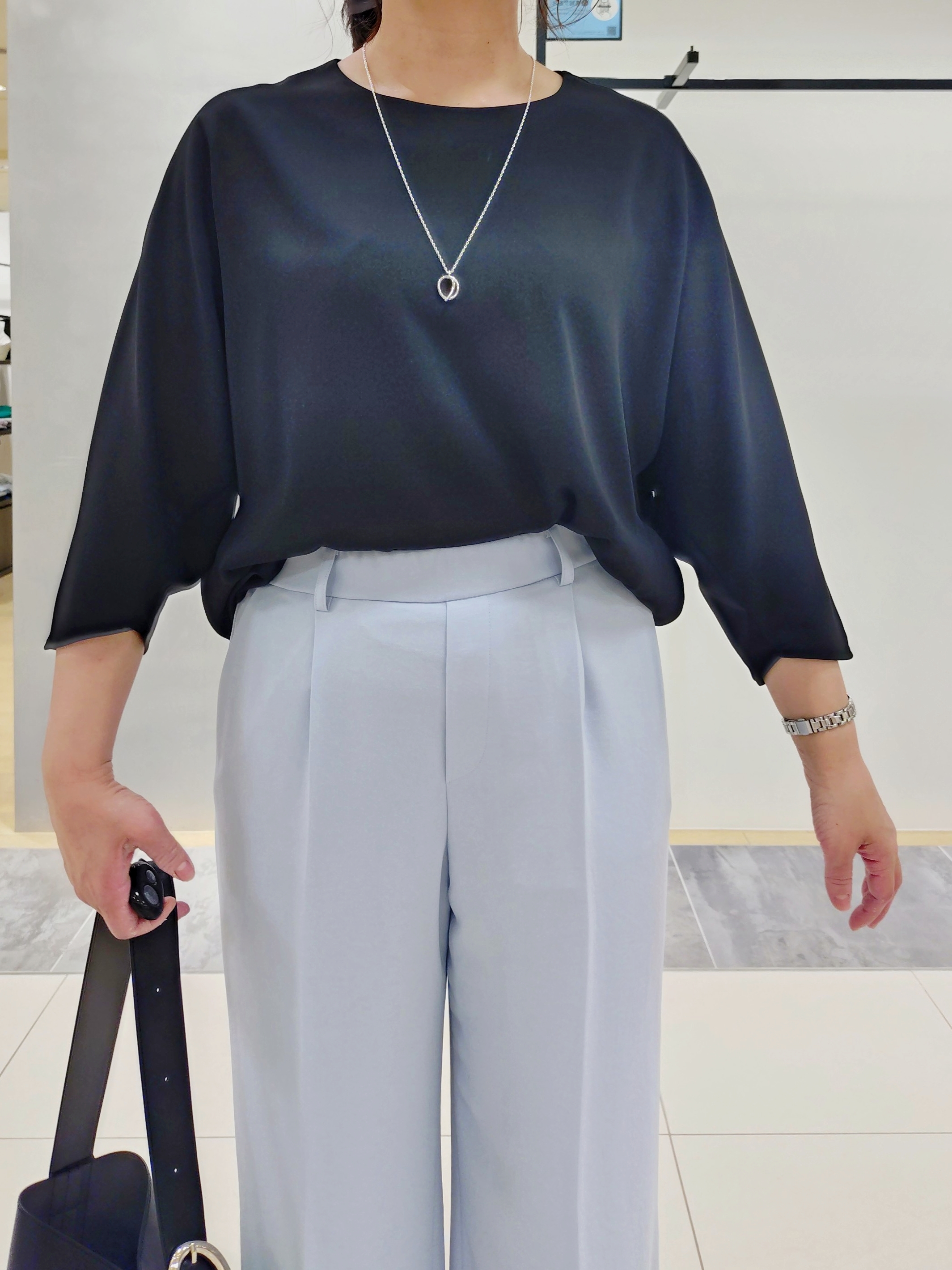 TOMOMIさんの「INDIVI｜【洗える／UVケア／SETUP可】着る日傘ワイドパンツ」を使ったコーディネート
