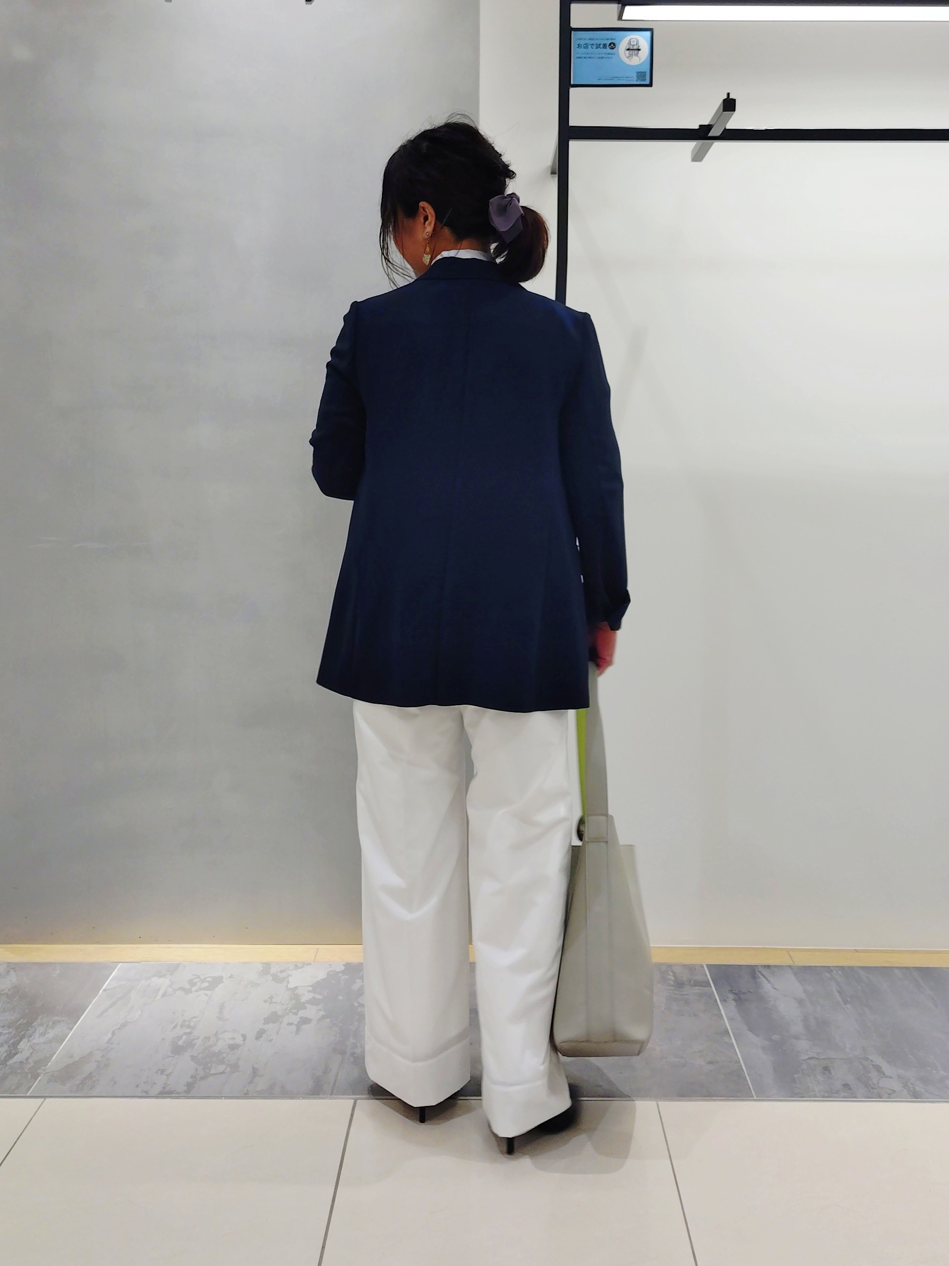 TOMOMIさんの「INDIVI｜【撥水／UVケア／SETUP可能】軽量ベルト付ワイドストレートパンツ」を使ったコーディネート