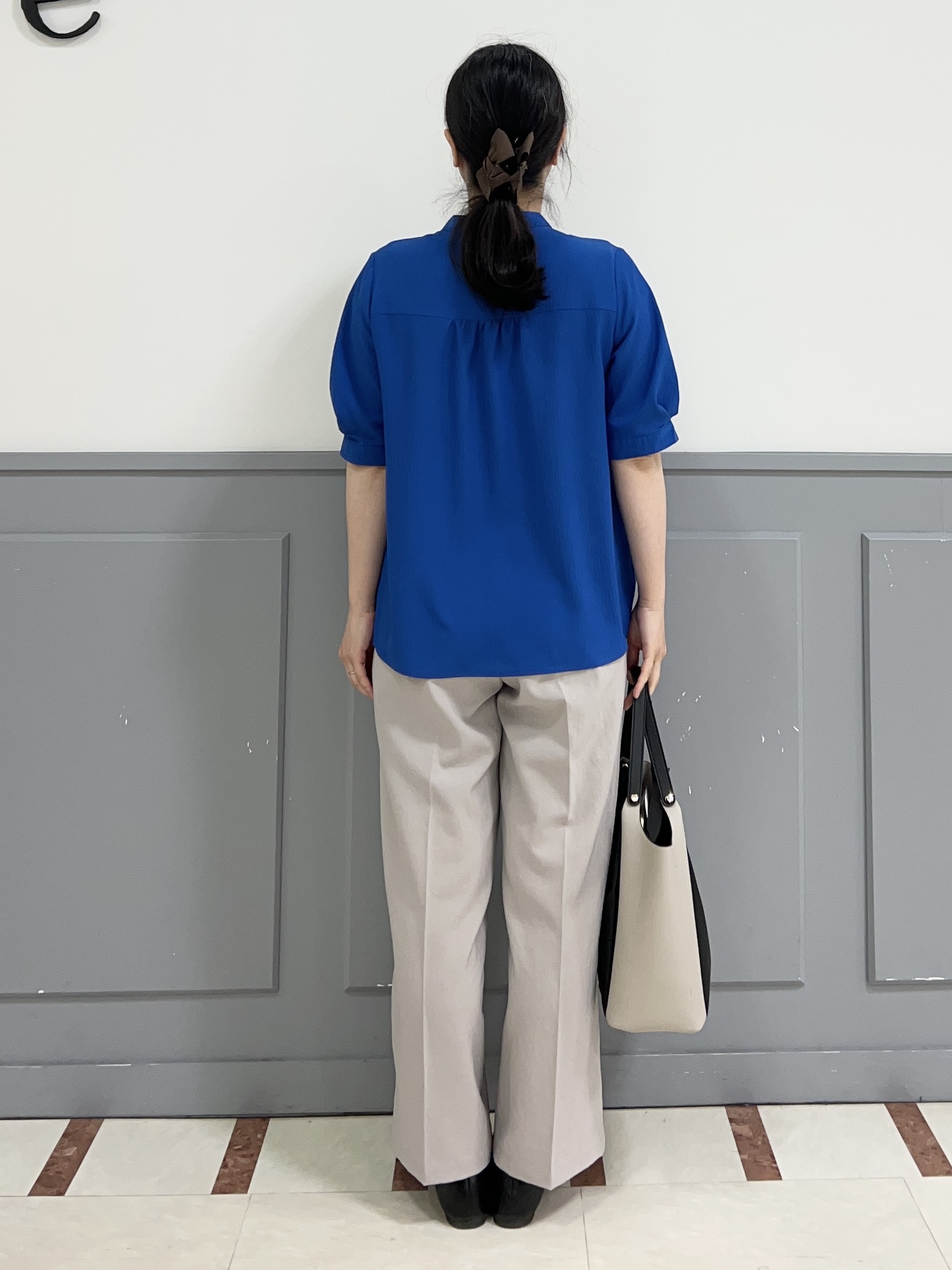 yuuさんの「grove｜【貴島明日香さん着用/体型カバー】ON・OFF使えるスモッキングタックブラウス」を使ったコーディネート