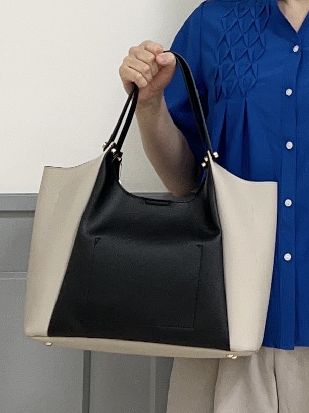 yuuさんの「grove｜【貴島明日香さん着用/体型カバー】ON・OFF使えるスモッキングタックブラウス」を使ったコーディネート
