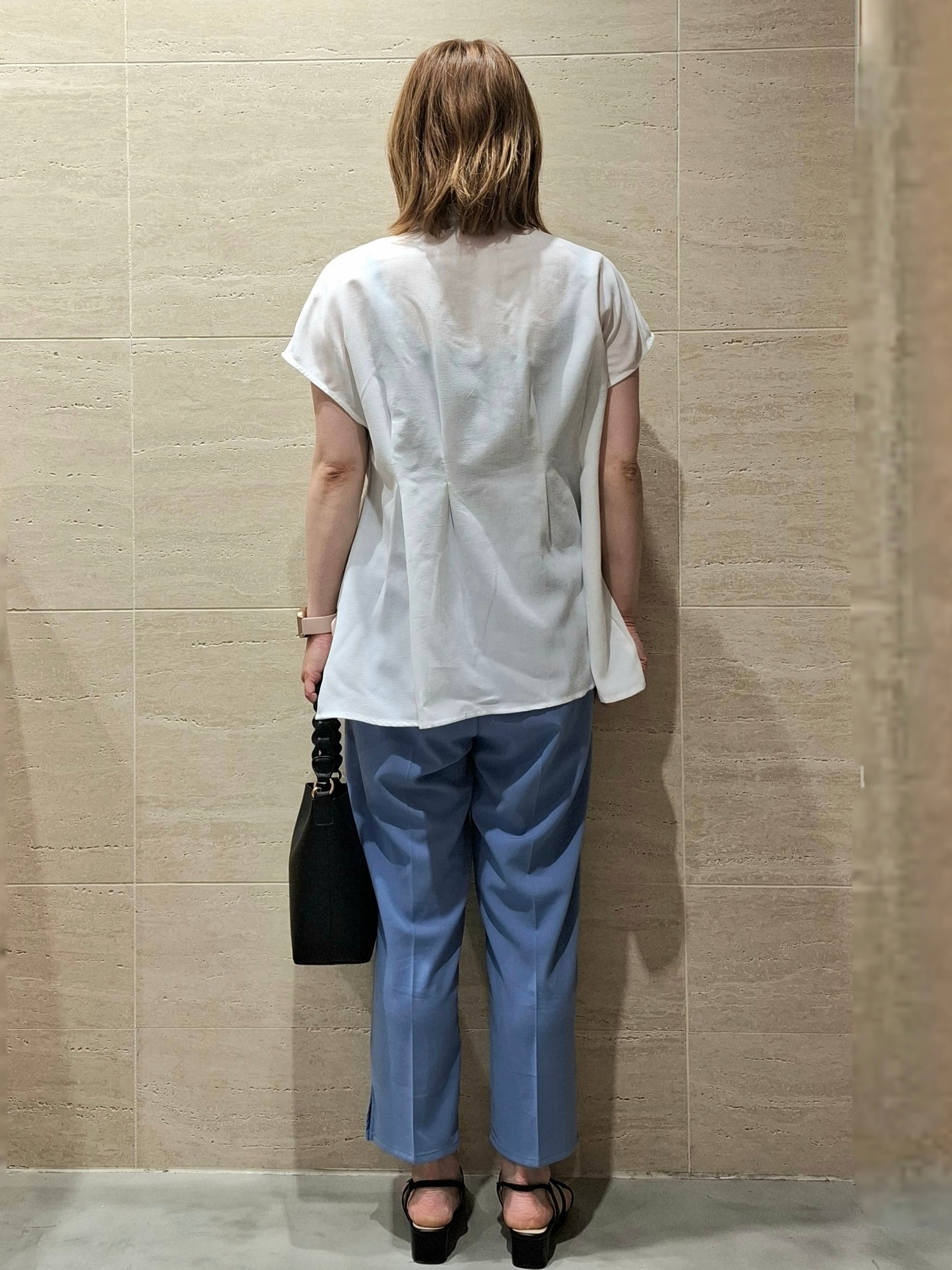 かほさんの「OPAQUE.CLIP｜【接触冷感／吸水速乾】リネンライク タックフレンチスリーブブラウス《洗濯機OK》」を使ったコーディネート