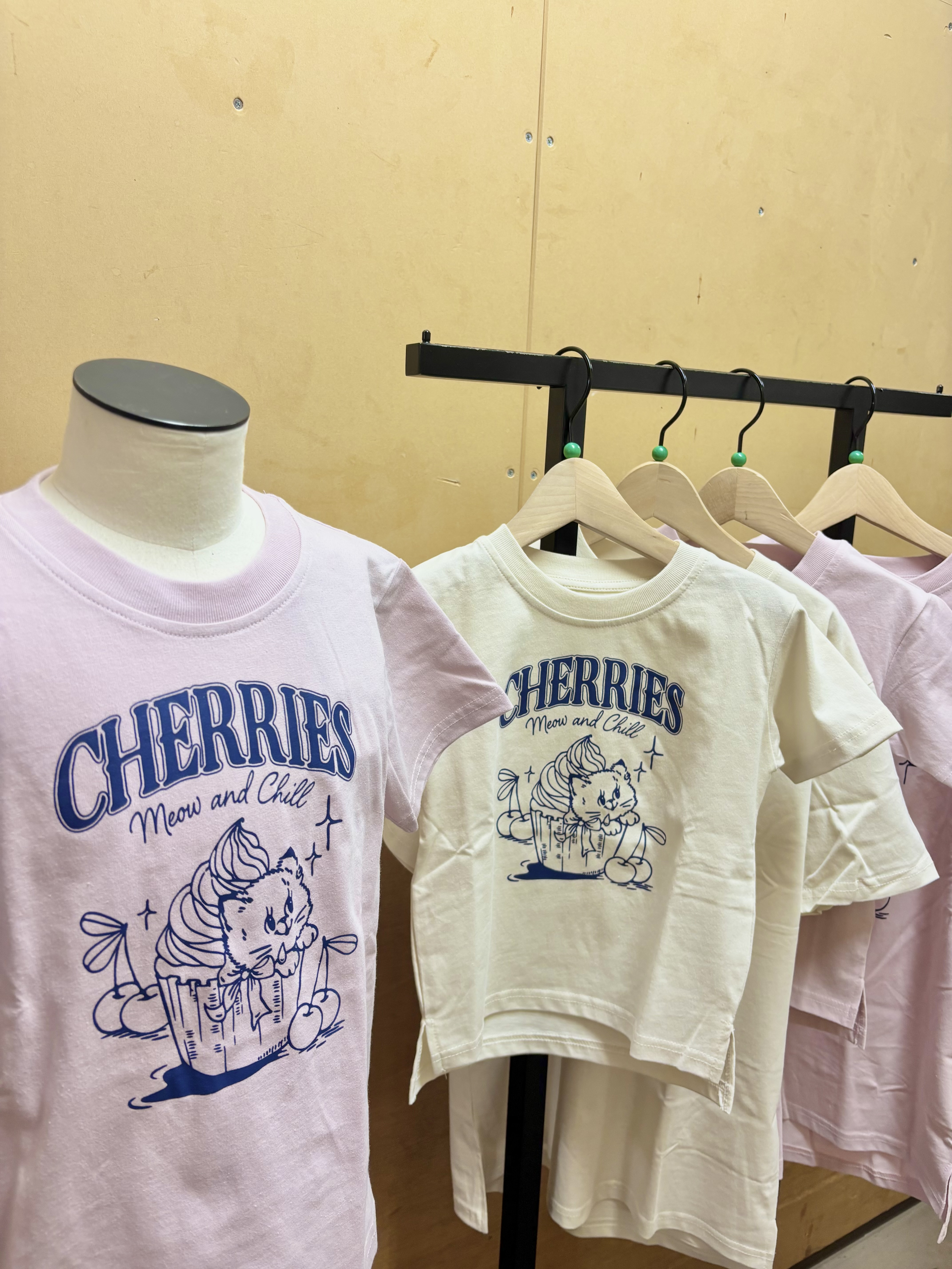 nanamiさんの「THE SHOP TK｜天竺アソート アメカジプリント 半袖Tシャツ ロゴ・キャット・ハンバーガー」を使ったコーディネート