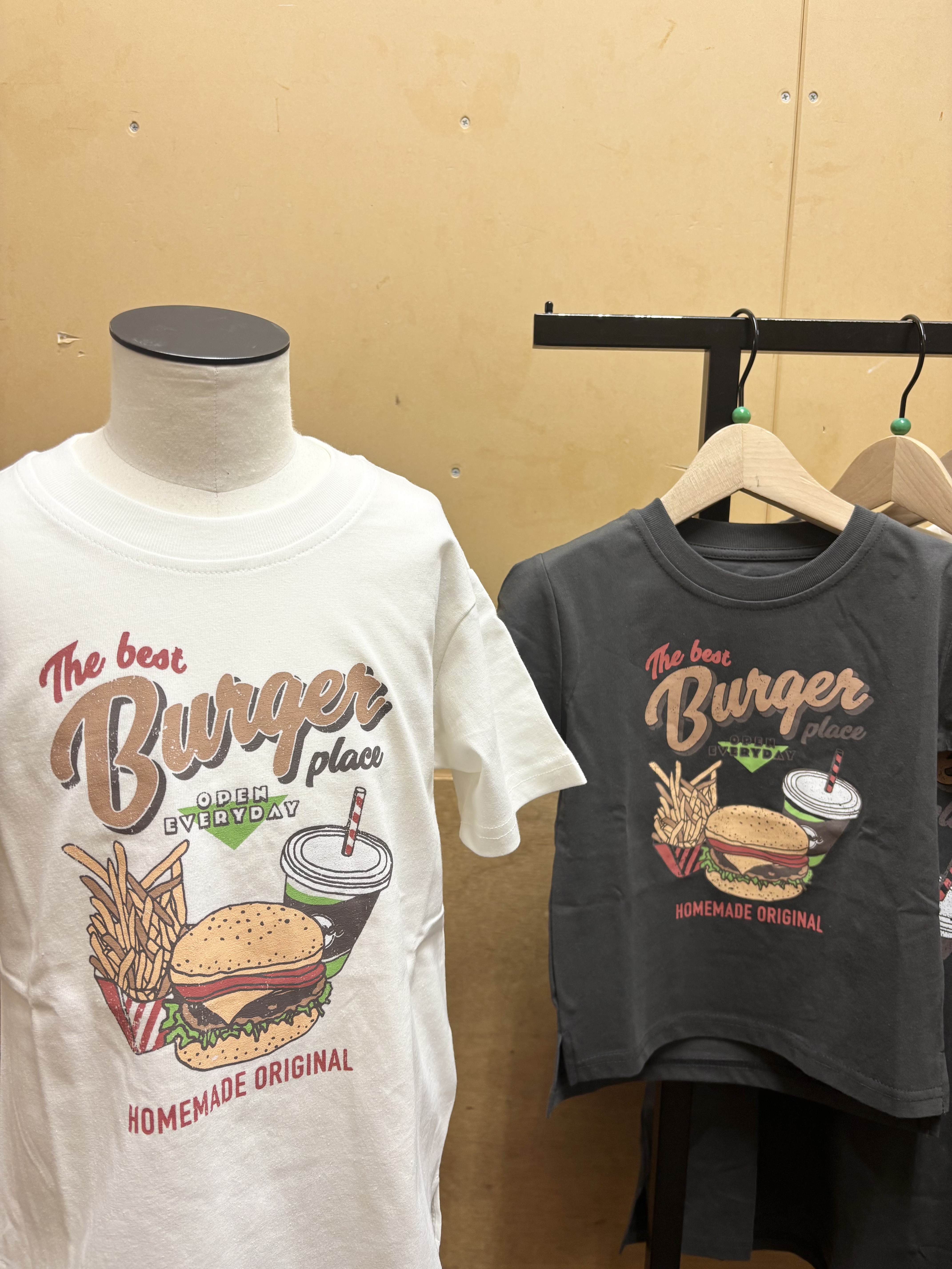 nanamiさんの「THE SHOP TK｜天竺アソート アメカジプリント 半袖Tシャツ ロゴ・キャット・ハンバーガー」を使ったコーディネート