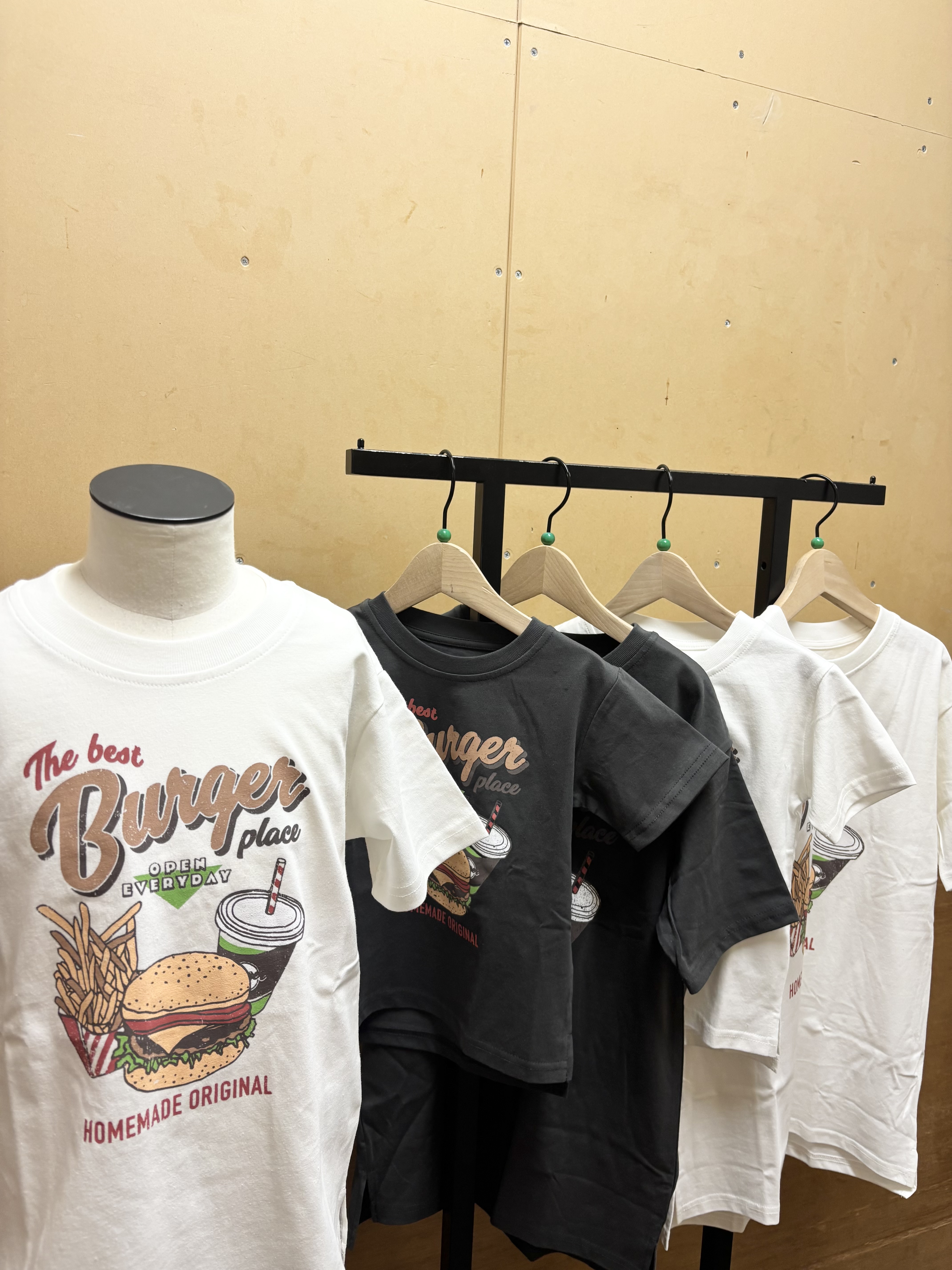 nanamiさんの「THE SHOP TK｜天竺アソート アメカジプリント 半袖Tシャツ ロゴ・キャット・ハンバーガー」を使ったコーディネート
