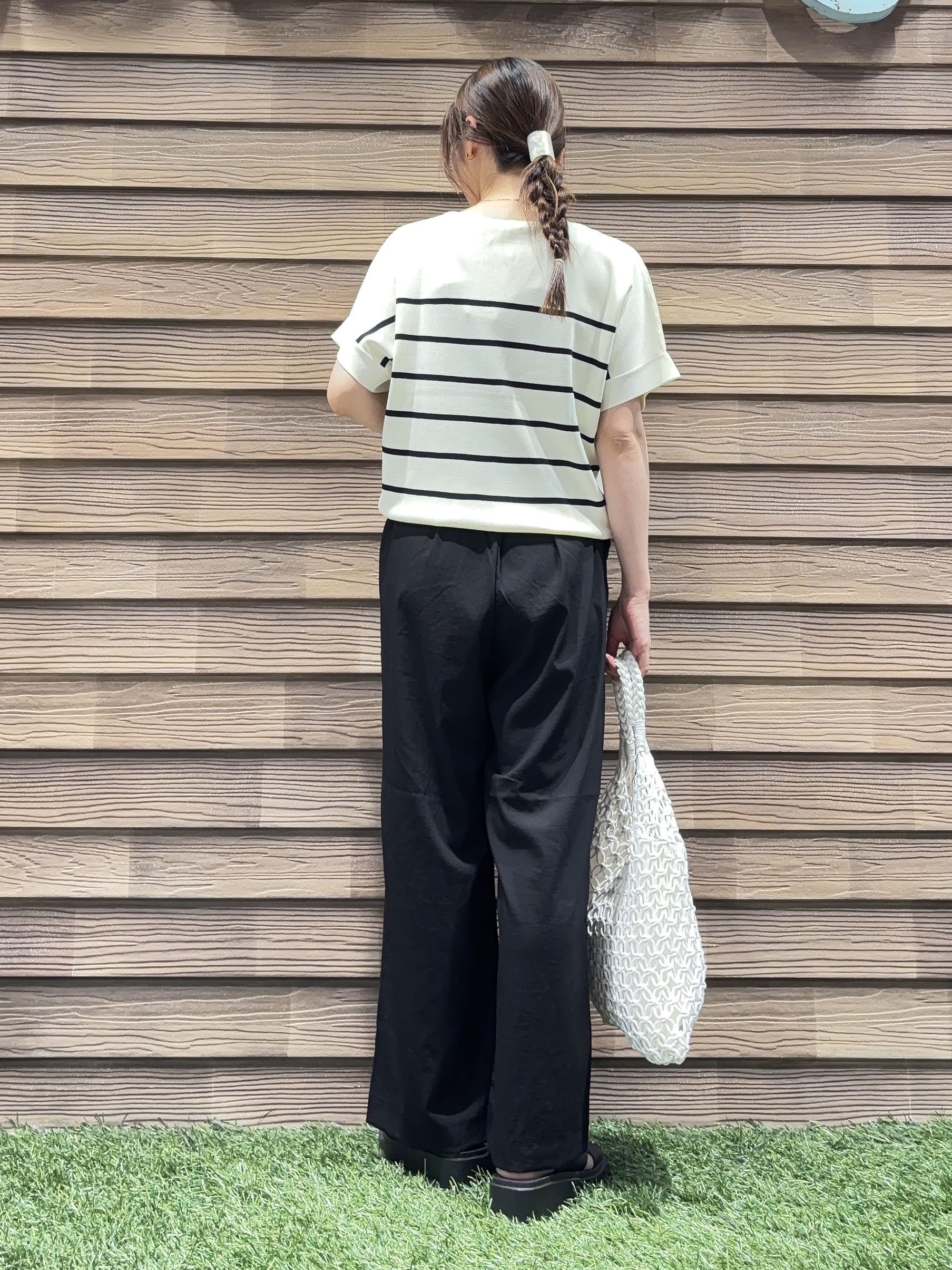 himiさんの「SHOO･LA･RUE｜【毎日洗える/ひんやり/UV/S-LL】二の腕隠れる さらっとドルマン半袖ニット」を使ったコーディネート