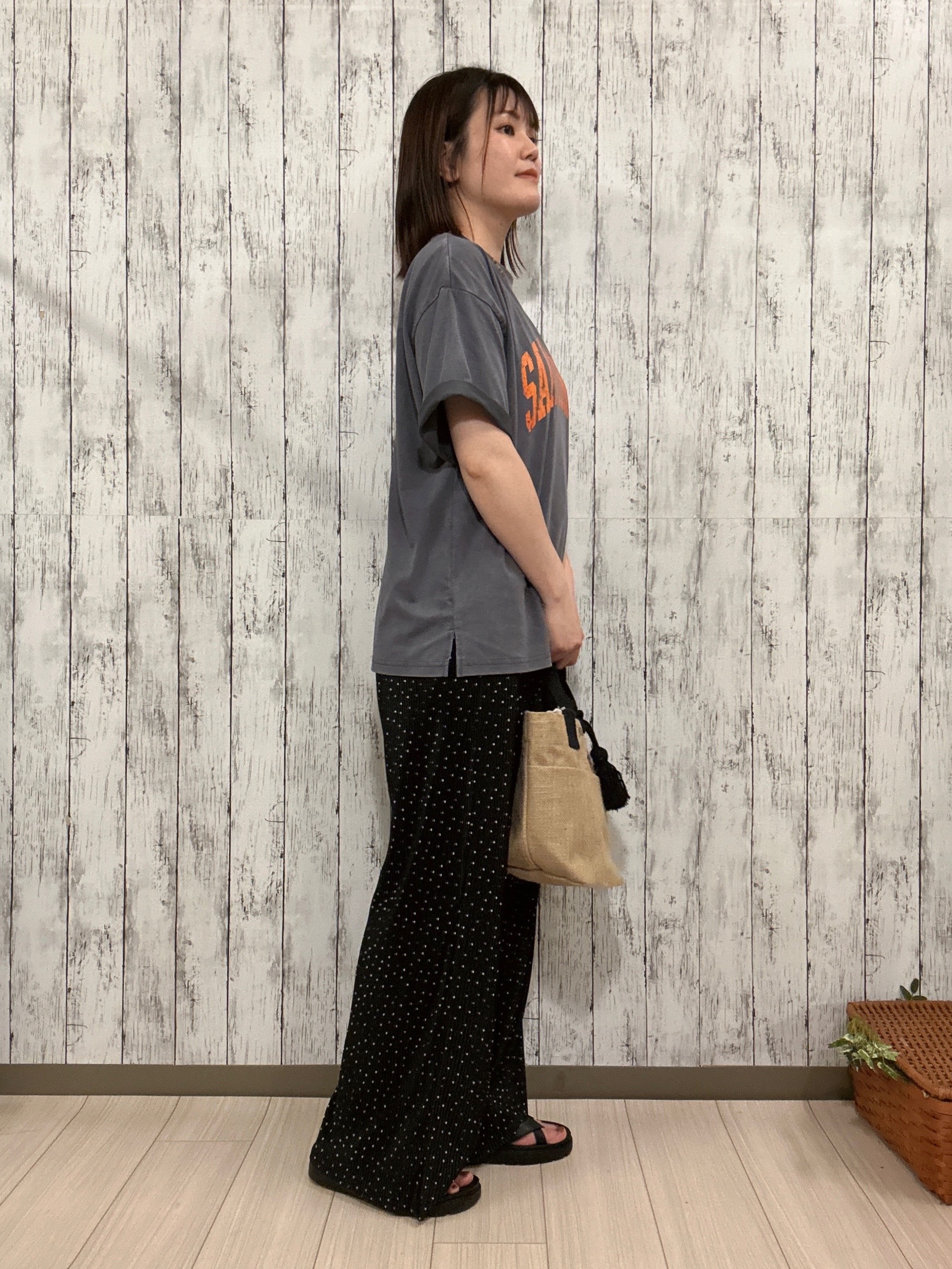 シカさんの「SHOO･LA･RUE｜【ひんやり/S-LL/洗濯機可】選べる3柄 ヴィンテージ風こなれアソートTシャツ」を使ったコーディネート