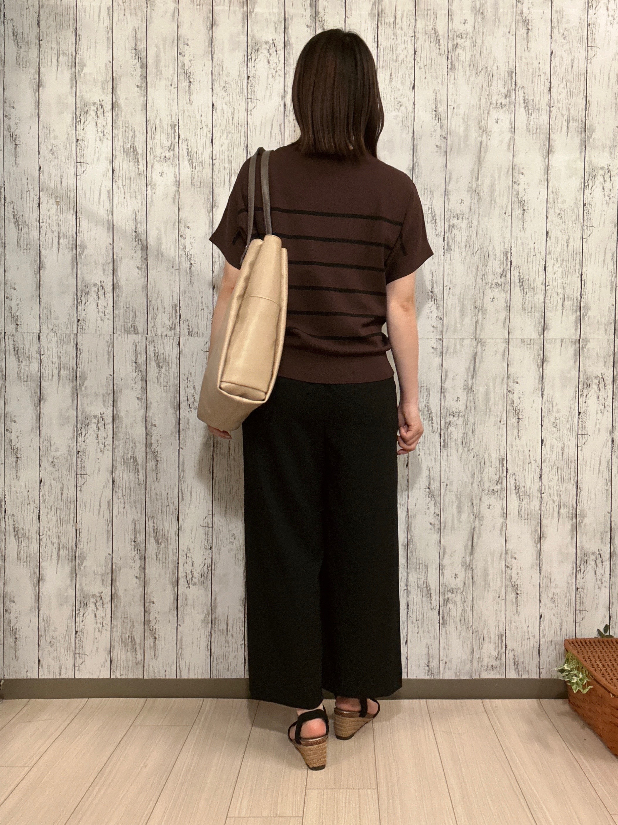 シカさんの「SHOO･LA･RUE｜【毎日洗える/ひんやり/UV/S-LL】二の腕隠れる さらっとドルマン半袖ニット」を使ったコーディネート