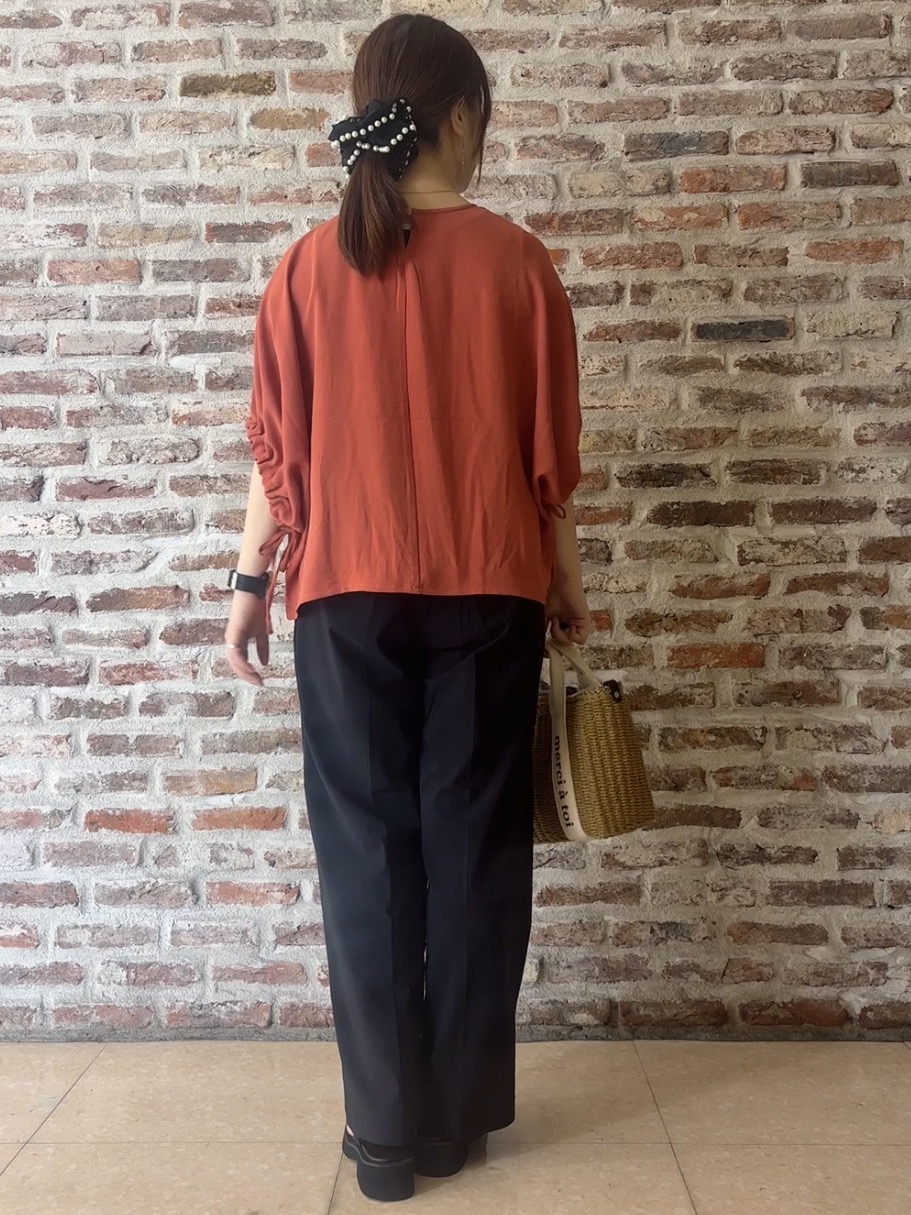 tokiさんの「THE SHOP TK｜【ひんやり/防しわ/UV/吸水速乾】袖ドロストドルマントップス」を使ったコーディネート