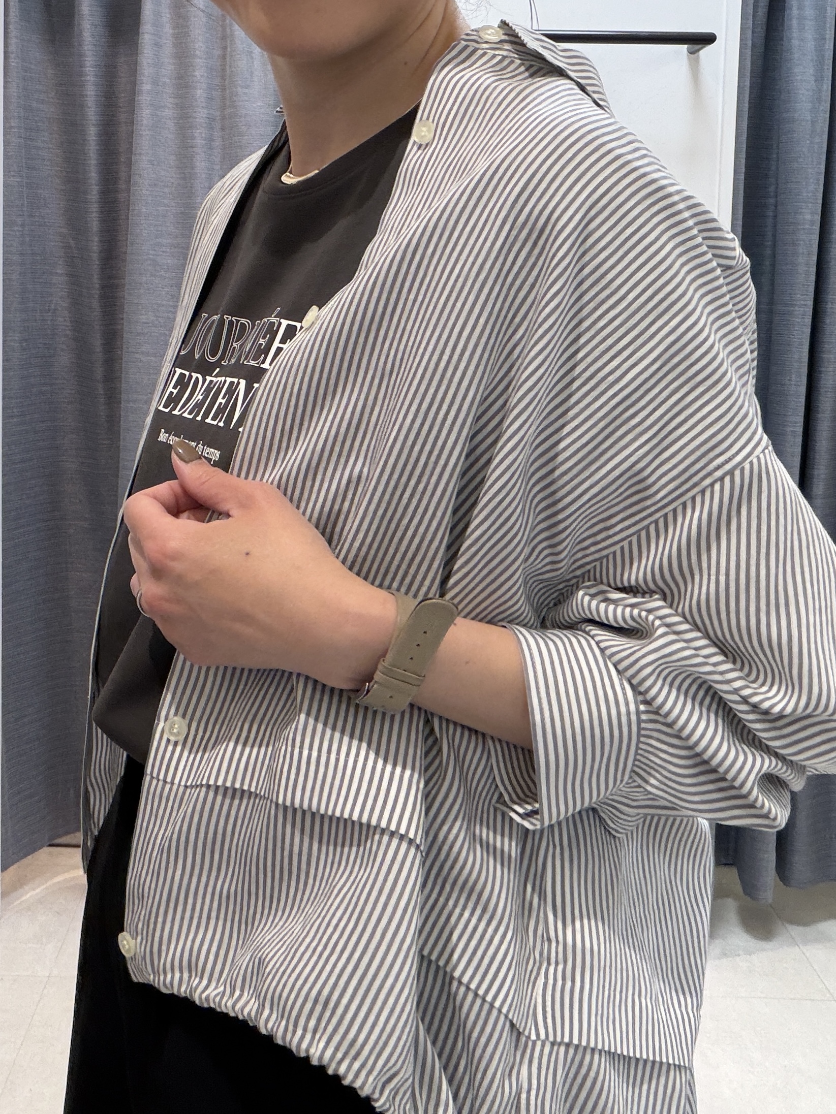 shihoさんの「INDIVI｜【接触冷感／洗える／2WAY】ドロスト付 シアーシャンブレーシャツ」を使ったコーディネート