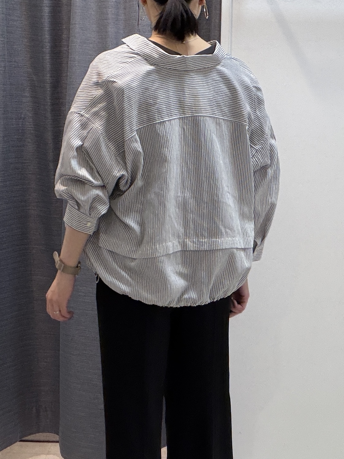 shihoさんの「INDIVI｜【接触冷感／洗える／2WAY】ドロスト付 シアーシャンブレーシャツ」を使ったコーディネート