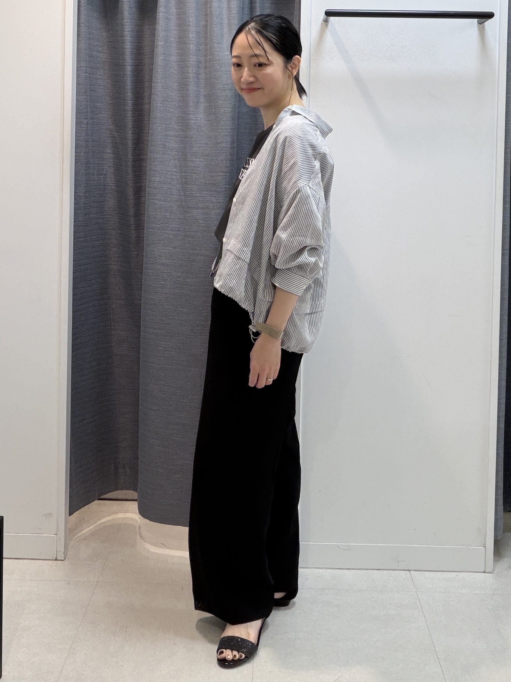 shihoさんの「INDIVI｜【接触冷感／洗える／2WAY】ドロスト付 シアーシャンブレーシャツ」を使ったコーディネート