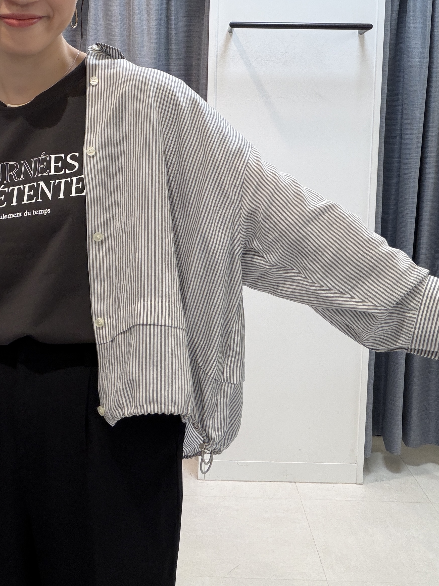 shihoさんの「INDIVI｜【接触冷感／洗える／2WAY】ドロスト付 シアーシャンブレーシャツ」を使ったコーディネート