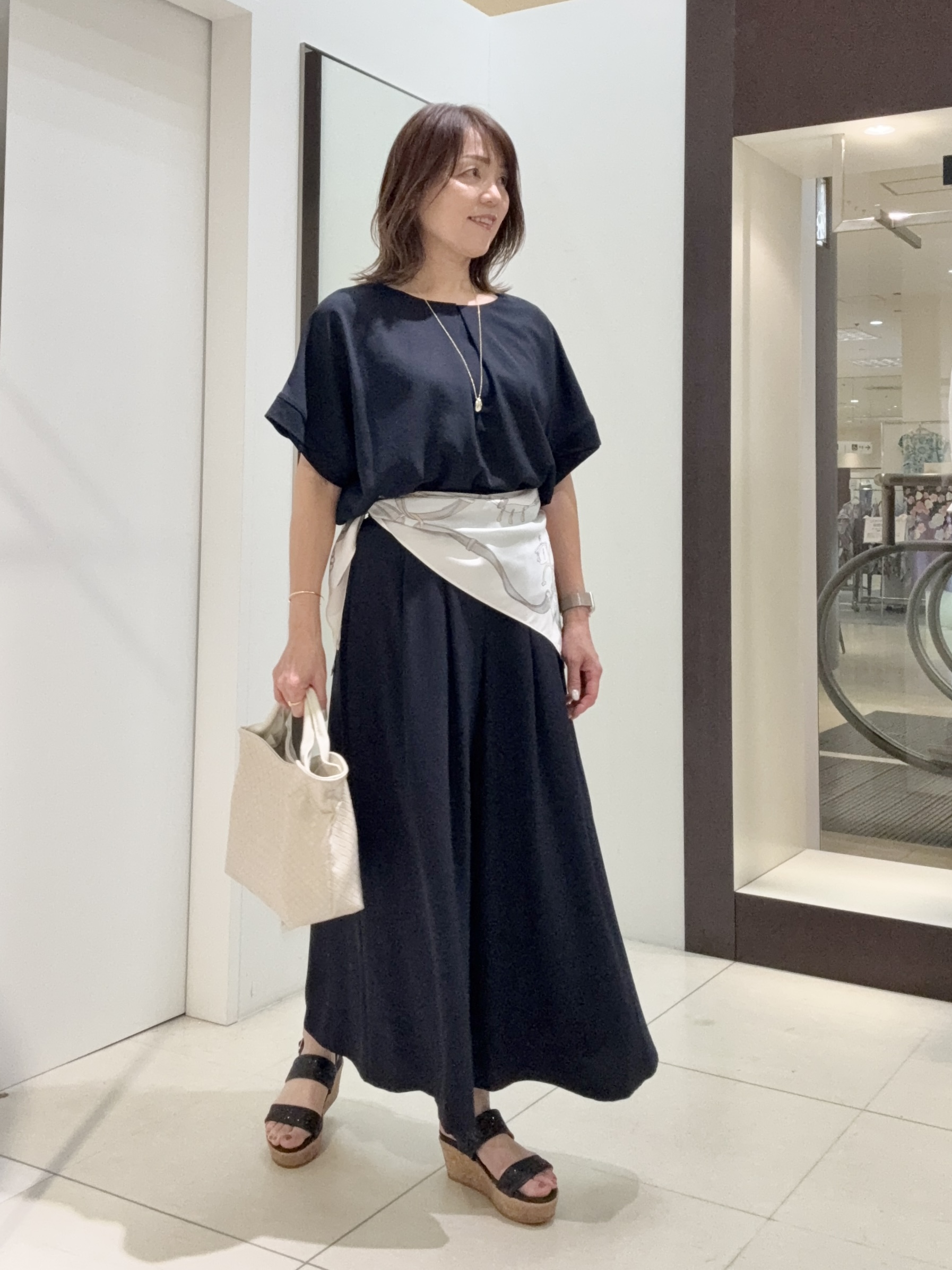 tomoさんの「UNTITLED｜【前後2WAY/はっ水/セットアップ可】リラクシーフレンチスリーブブラウス」を使ったコーディネート