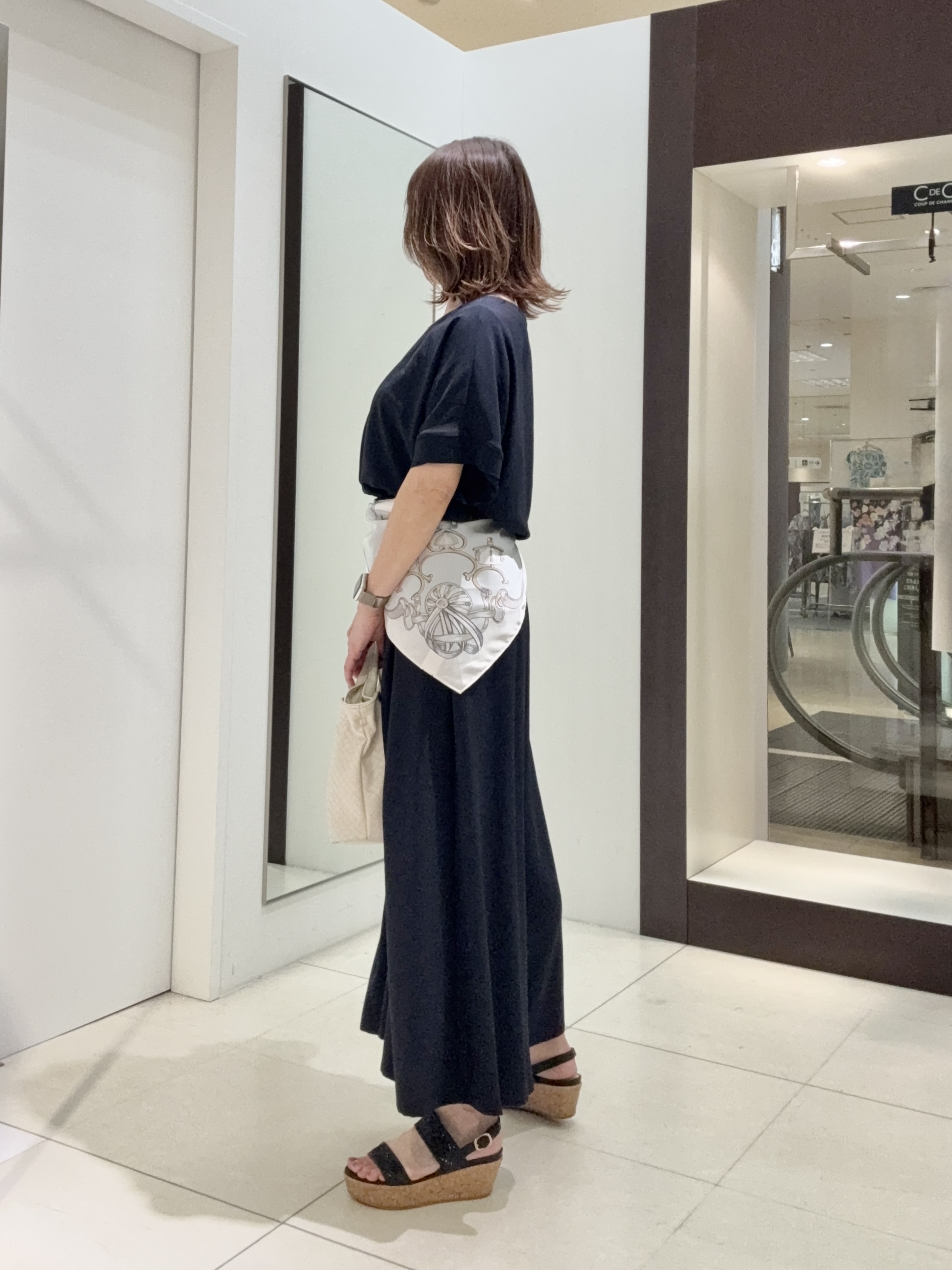 tomoさんの「UNTITLED｜【前後2WAY/はっ水/セットアップ可】リラクシーフレンチスリーブブラウス」を使ったコーディネート