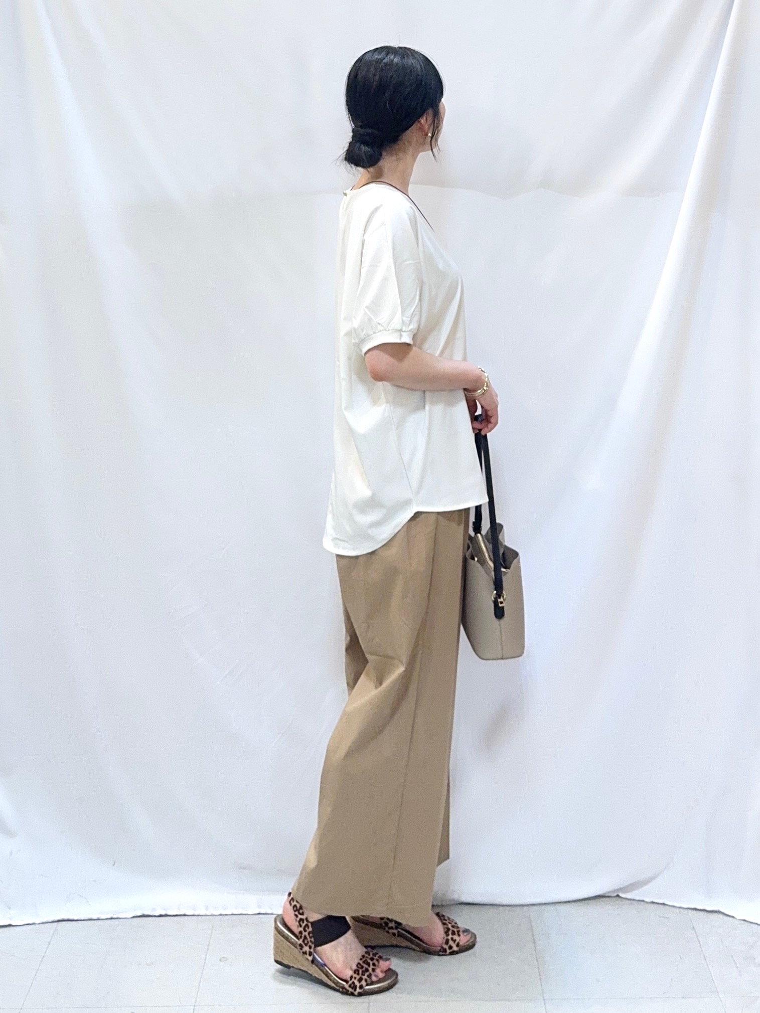 𝐇𝐢𝐫𝐨𝐦𝐢さんの「SHOO･LA･RUE｜【ひんやり/洗濯後しわになりにくい】インせず着られる さらっとタッチのドルマンブラウス」を使ったコーディネート