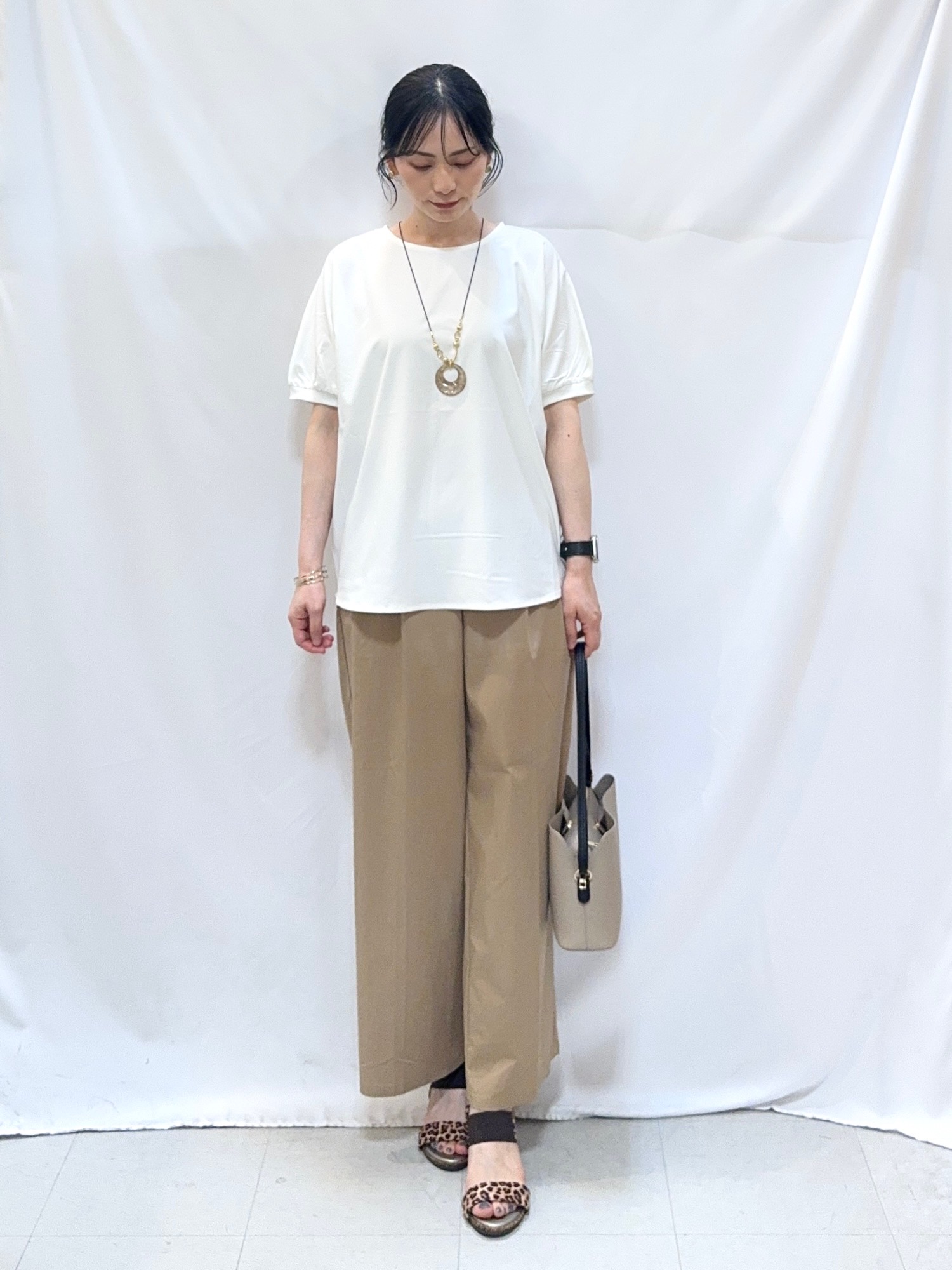 𝐇𝐢𝐫𝐨𝐦𝐢さんの「SHOO･LA･RUE｜【ひんやり/洗濯後しわになりにくい】インせず着られる さらっとタッチのドルマンブラウス」を使ったコーディネート