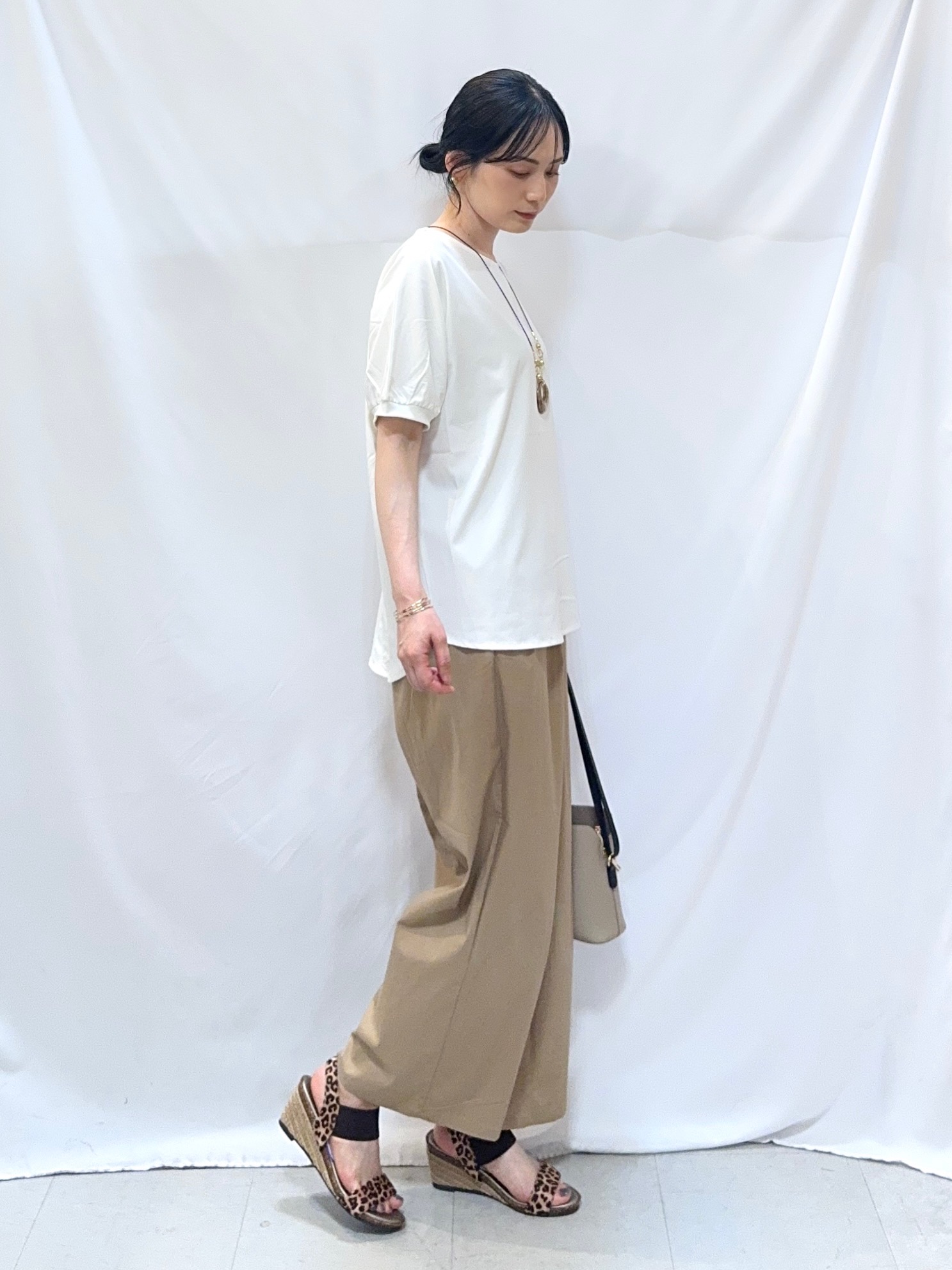 𝐇𝐢𝐫𝐨𝐦𝐢さんの「SHOO･LA･RUE｜【ひんやり/洗濯後しわになりにくい】インせず着られる さらっとタッチのドルマンブラウス」を使ったコーディネート