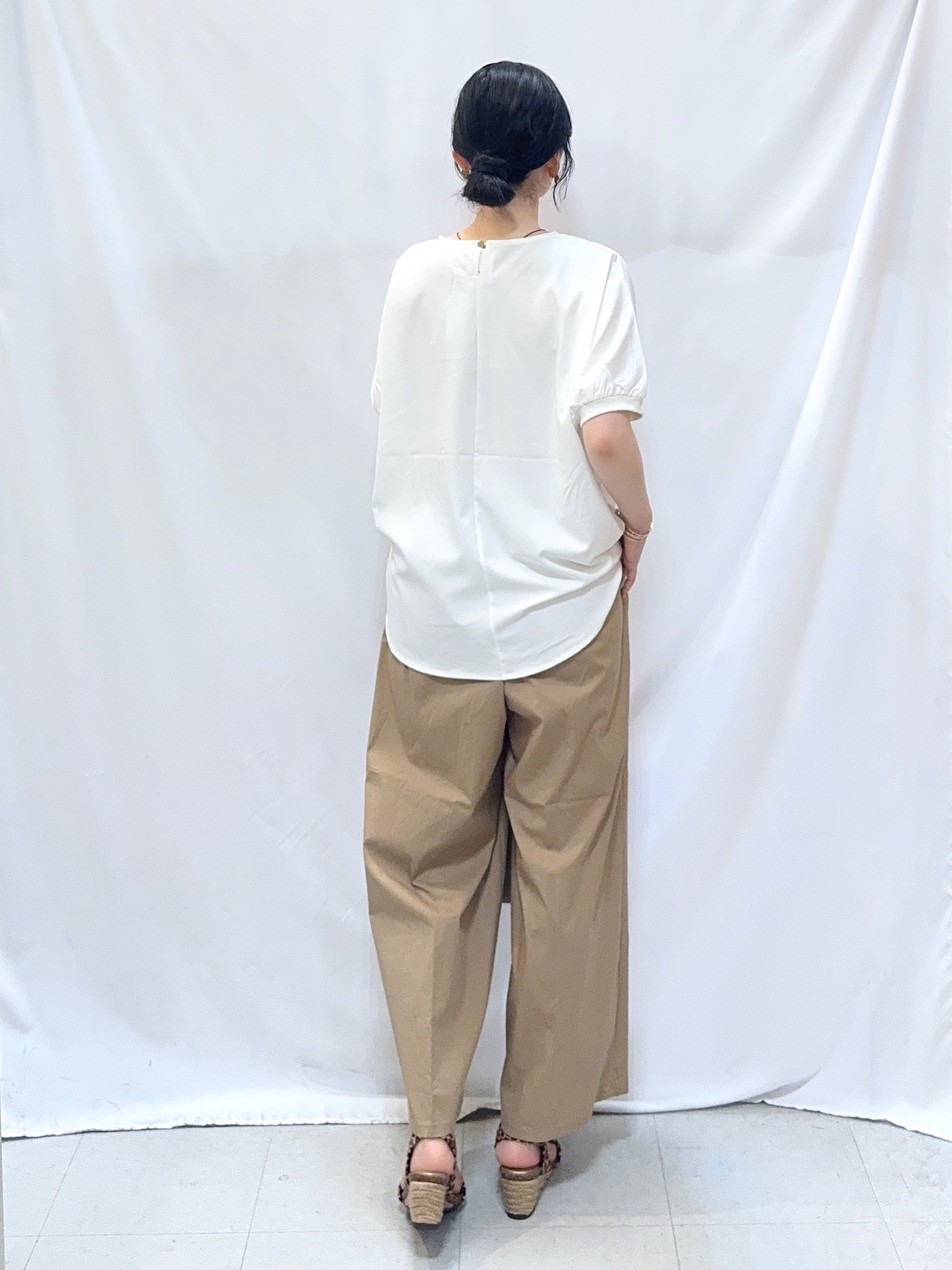 𝐇𝐢𝐫𝐨𝐦𝐢さんの「SHOO･LA･RUE｜【ひんやり/洗濯後しわになりにくい】インせず着られる さらっとタッチのドルマンブラウス」を使ったコーディネート