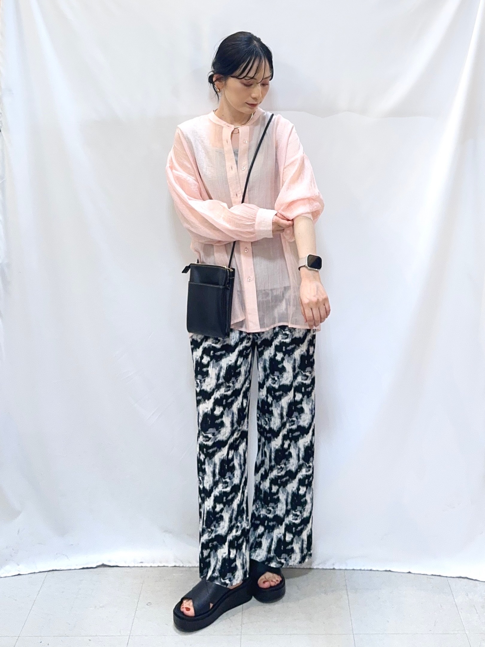 𝐇𝐢𝐫𝐨𝐦𝐢さんの「SHOO･LA･RUE｜【S-LL】大人のシアー感 風合い楽しむバンドカラーシャツ」を使ったコーディネート