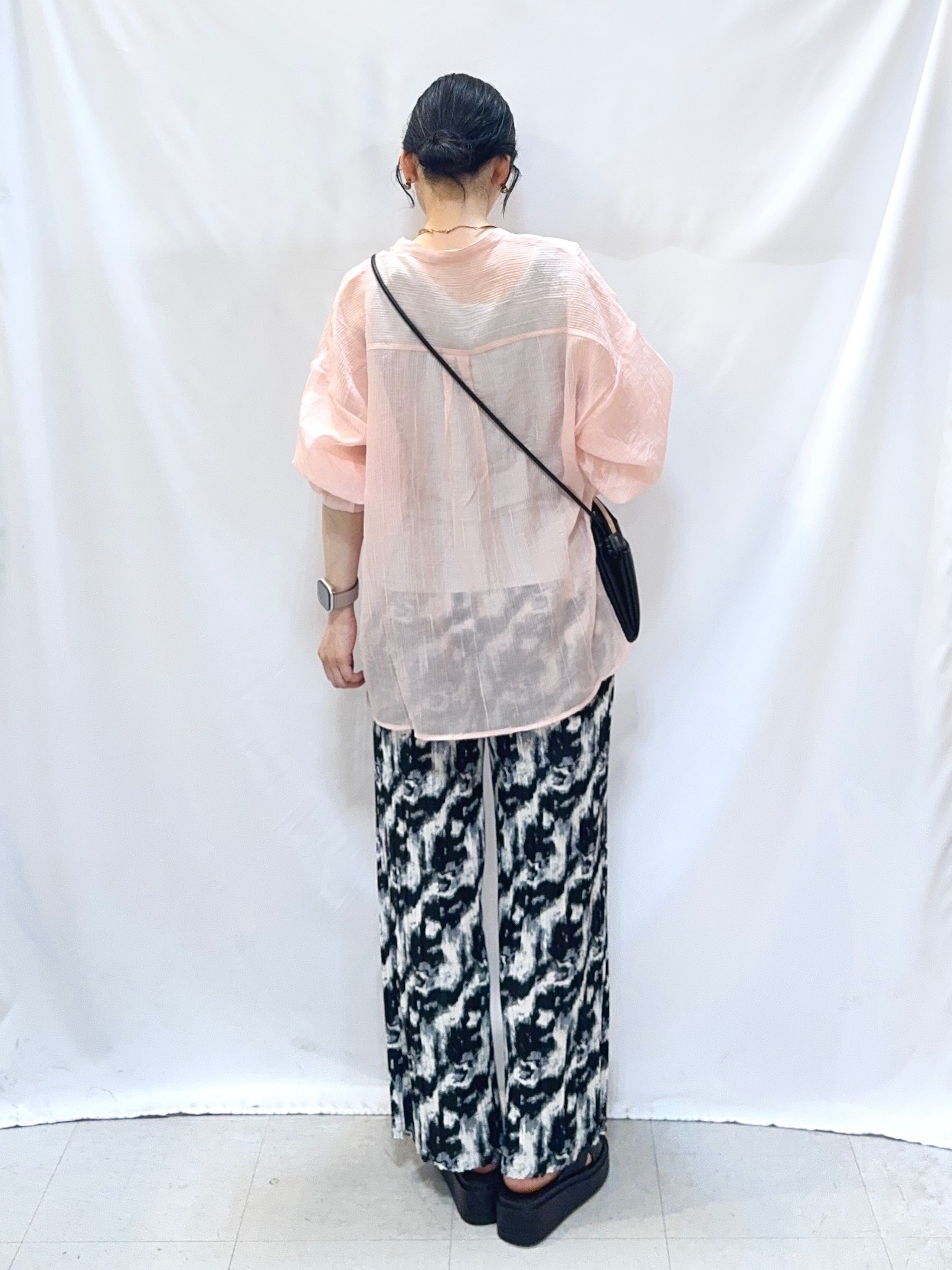 𝐇𝐢𝐫𝐨𝐦𝐢さんの「SHOO･LA･RUE｜【S-LL】大人のシアー感 風合い楽しむバンドカラーシャツ」を使ったコーディネート