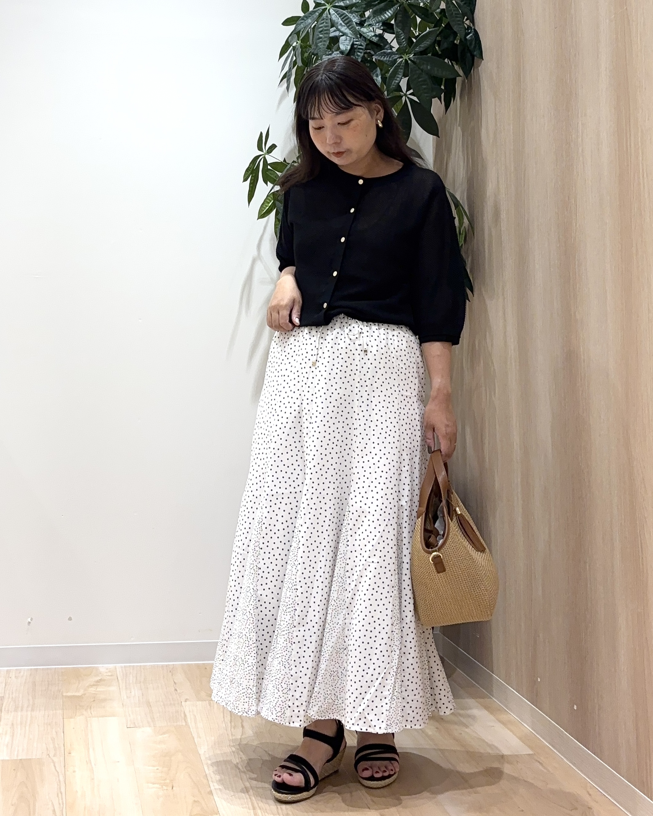 miraiさんの「grove｜【貴島明日香さん着用・洗える】透けない、大人のメッシュカーディガン」を使ったコーディネート