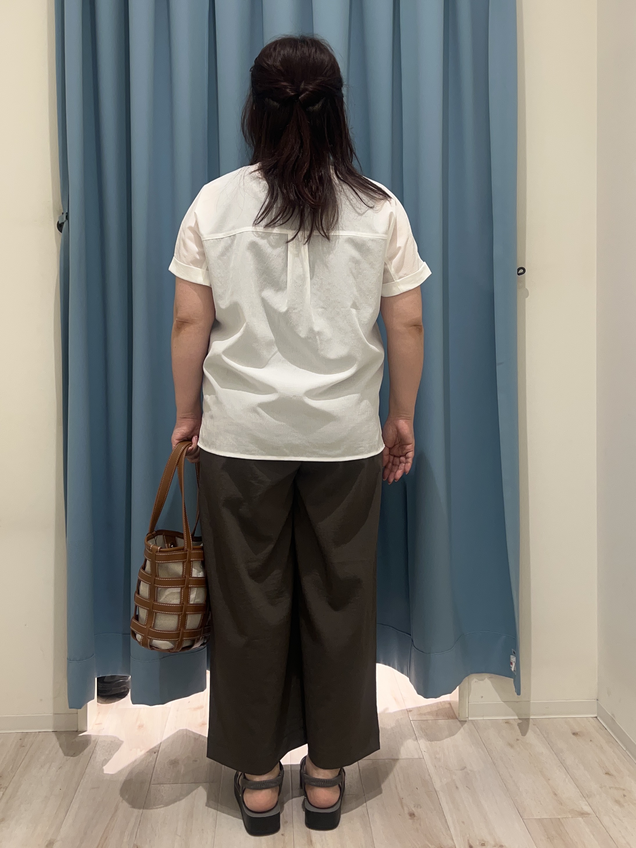 くーさんの「SHOO･LA･RUE｜【さらり快適/洗濯機可/S-LL】風が通り抜ける 半袖バンドカラーシアーシャツ」を使ったコーディネート