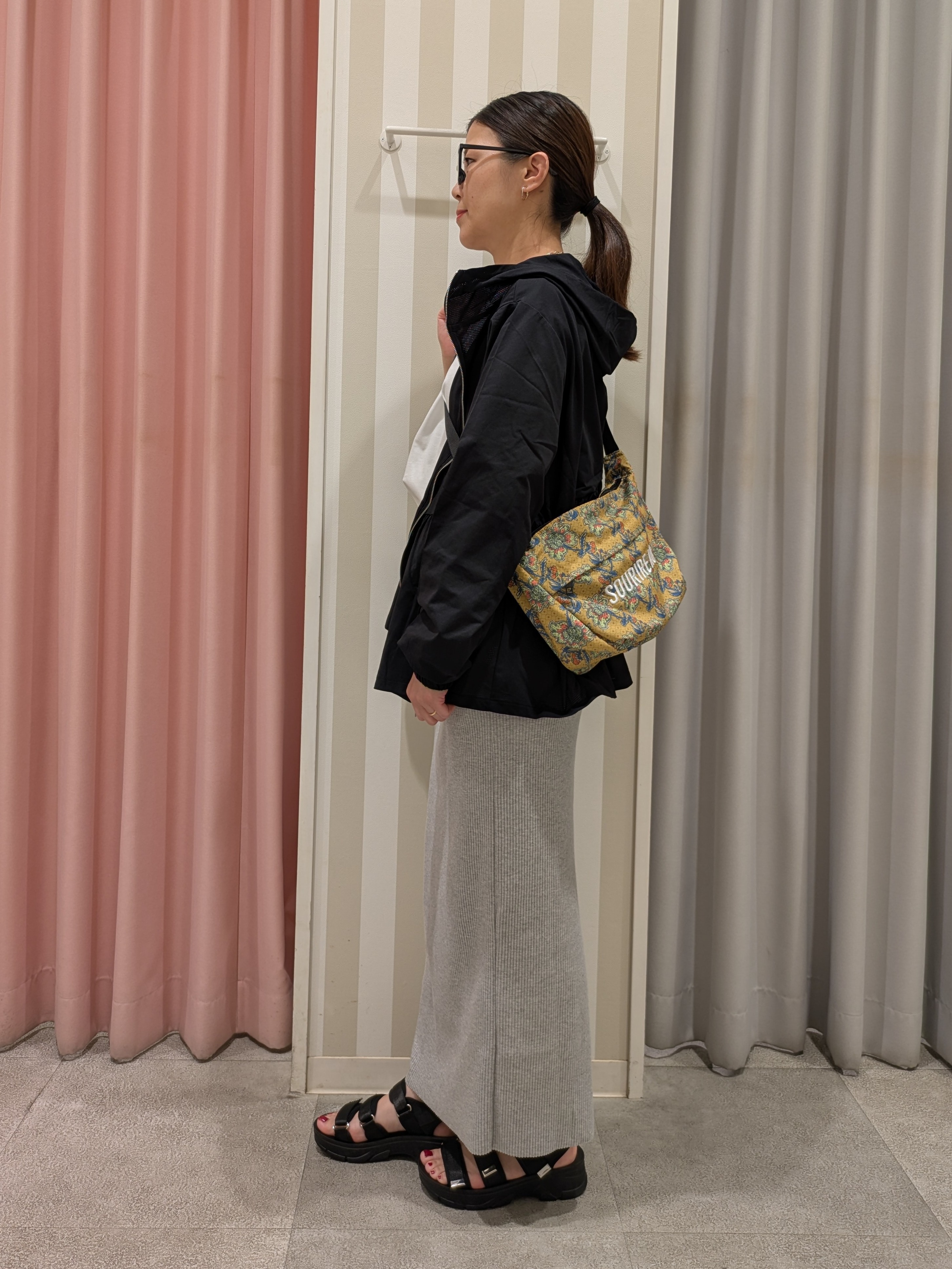 𝐂𝐡𝐢𝐢 &hearts;(ちー)さんの「SHOO･LA･RUE｜【ひんやり/S-LL/体型カバー】ペプラムフリルとゴールドパーツが女性らしい UVパーカ」を使ったコーディネート