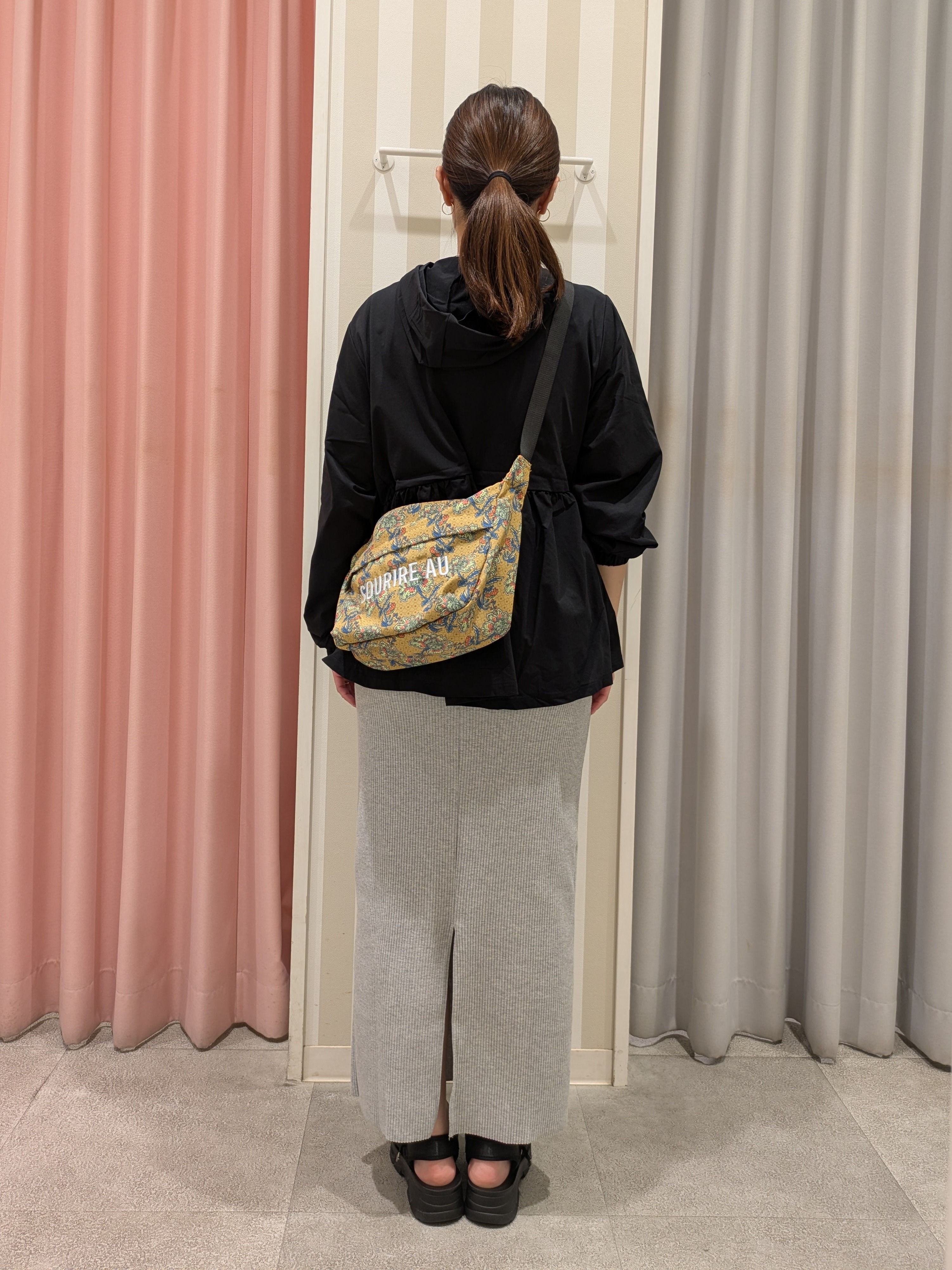 𝐂𝐡𝐢𝐢 &hearts;(ちー)さんの「SHOO･LA･RUE｜【ひんやり/S-LL/体型カバー】ペプラムフリルとゴールドパーツが女性らしい UVパーカ」を使ったコーディネート