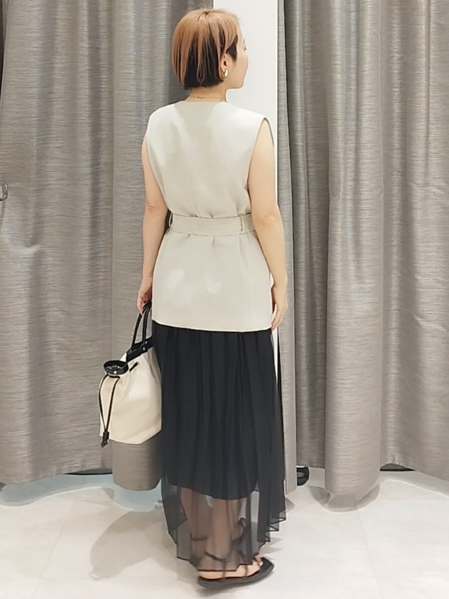 s u g iさんの「UNTITLED｜【セットアップ可/UV/接触冷感】スラブキーネックジレ」を使ったコーディネート