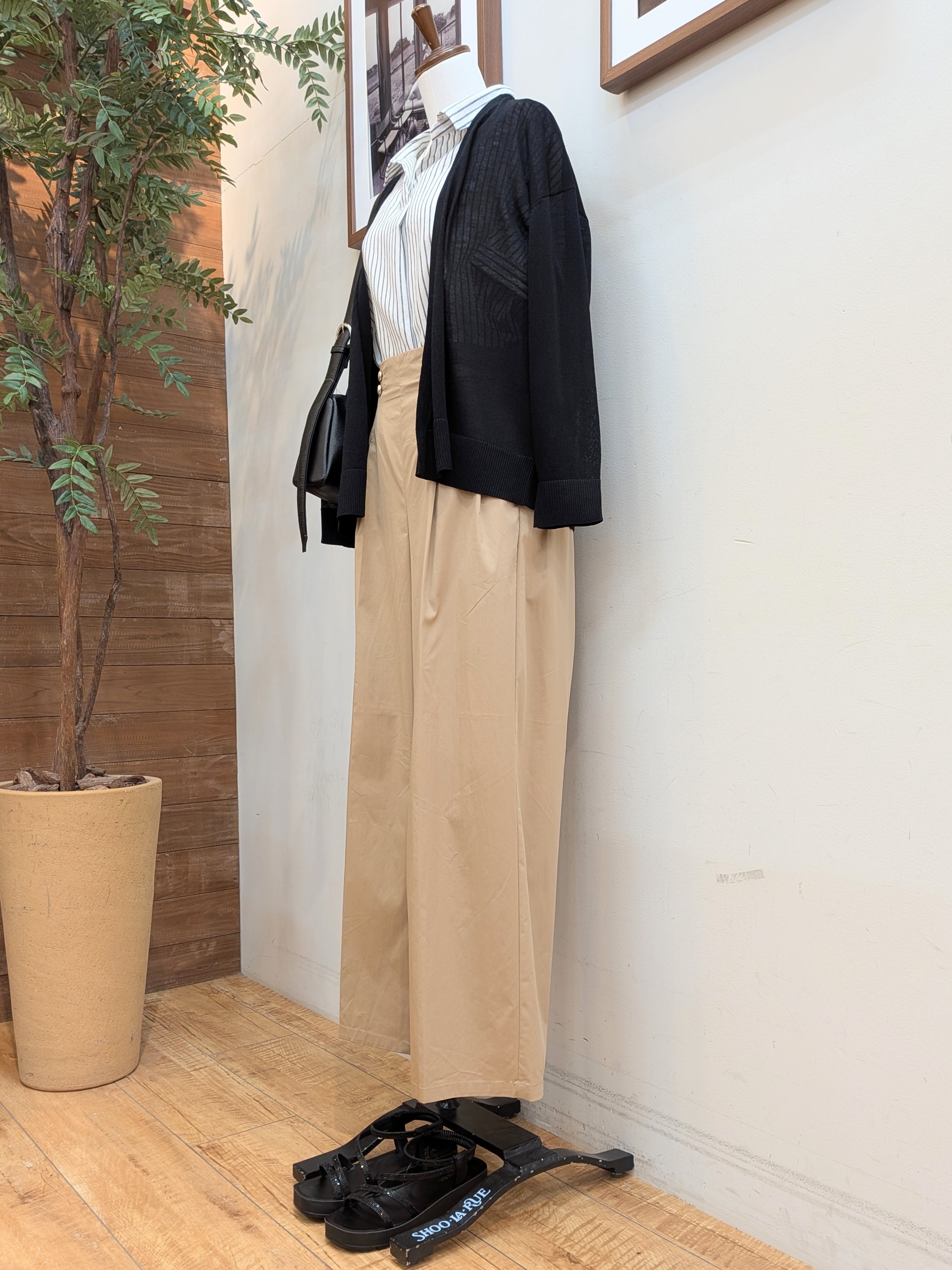 うっちーさんの「SHOO･LA･RUE｜【ひんやり/洗濯機可/S-LL】オンにもオフにも マルチに使えるボタンレスカーディガン」を使ったコーディネート