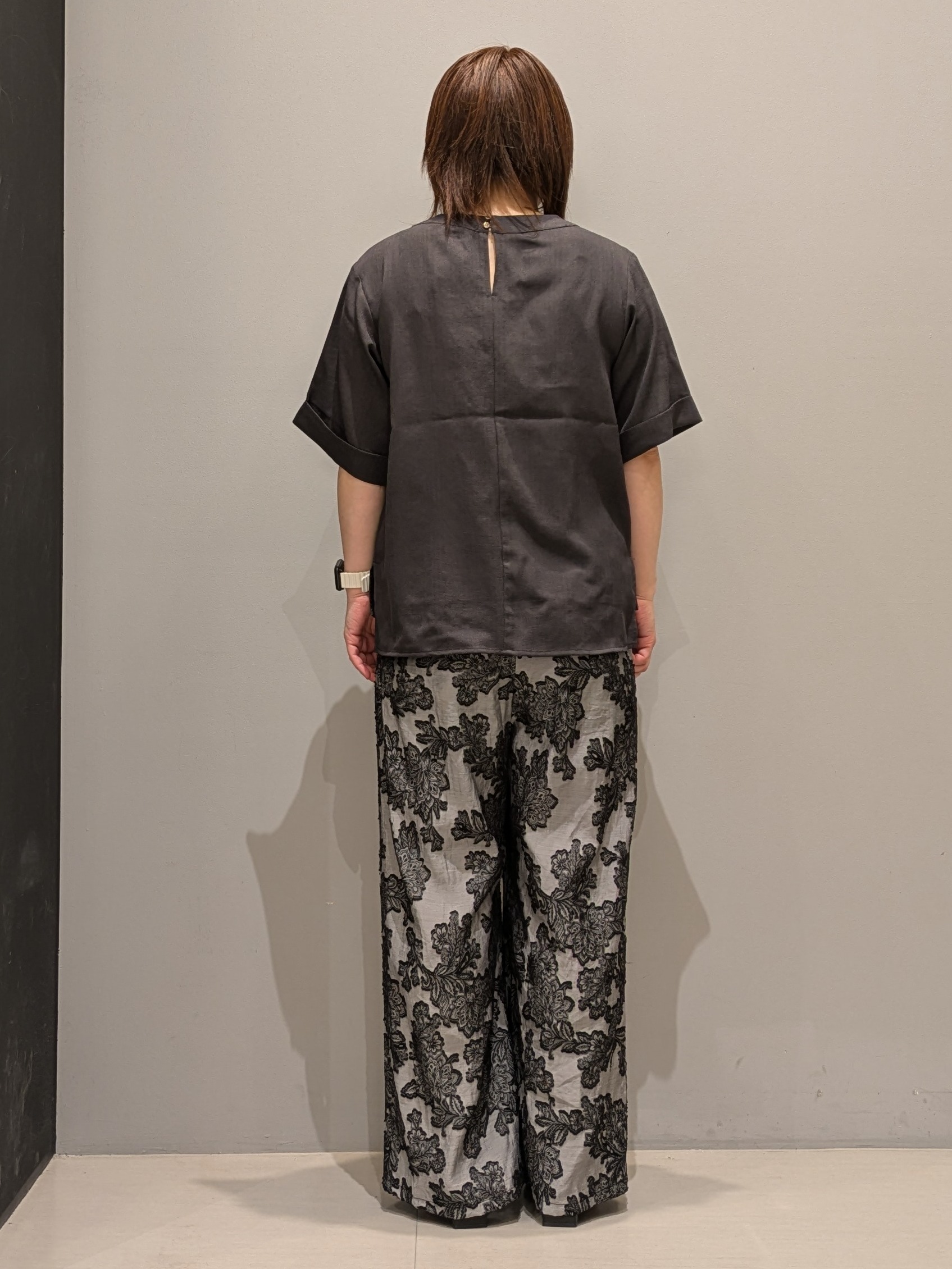 yukaさんの「THE SHOP TK｜【M-XL/二の腕カバー】さらり麻調メッシュ5分袖ブラウス」を使ったコーディネート