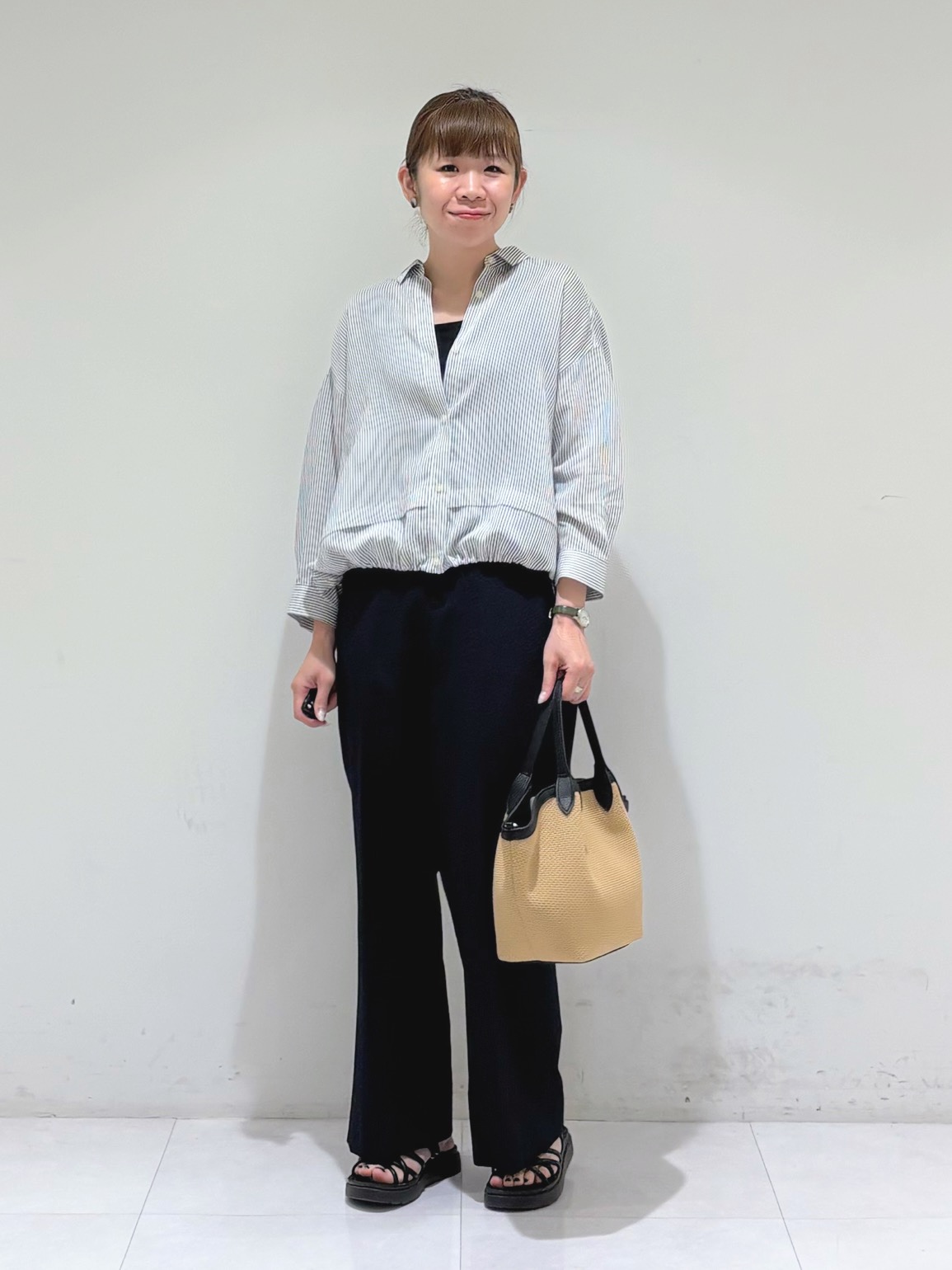 tsuyuさんの「INDIVI｜【接触冷感／洗える／2WAY】ドロスト付 シアーシャンブレーシャツ」を使ったコーディネート