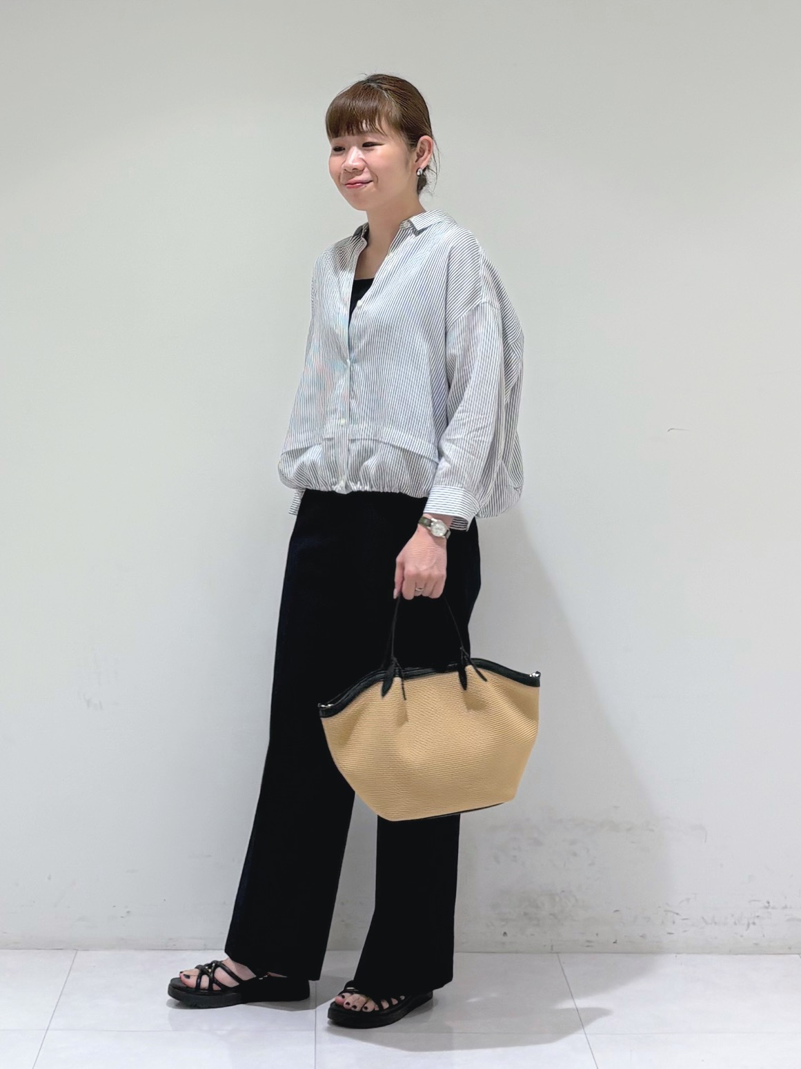 tsuyuさんの「INDIVI｜【接触冷感／洗える／2WAY】ドロスト付 シアーシャンブレーシャツ」を使ったコーディネート