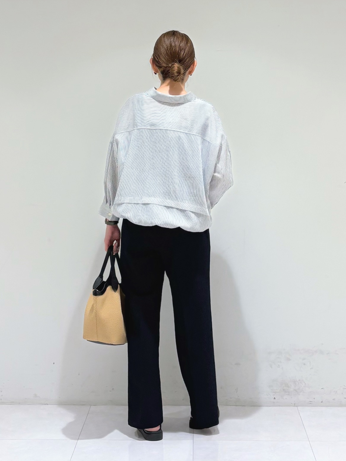 tsuyuさんの「INDIVI｜【接触冷感／洗える／2WAY】ドロスト付 シアーシャンブレーシャツ」を使ったコーディネート