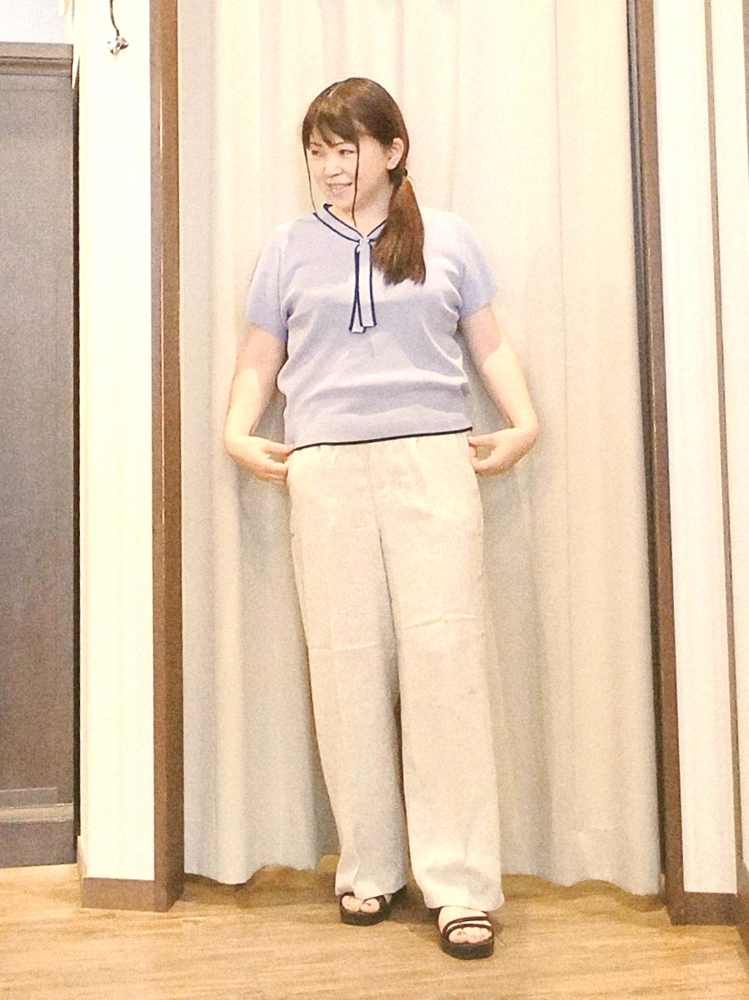 みーあさんの「SHOO･LA･RUE｜【毎日洗える/ひんやり/UV/S-LL】 毛玉になりにくい配色ボウタイ半袖ニット」を使ったコーディネート