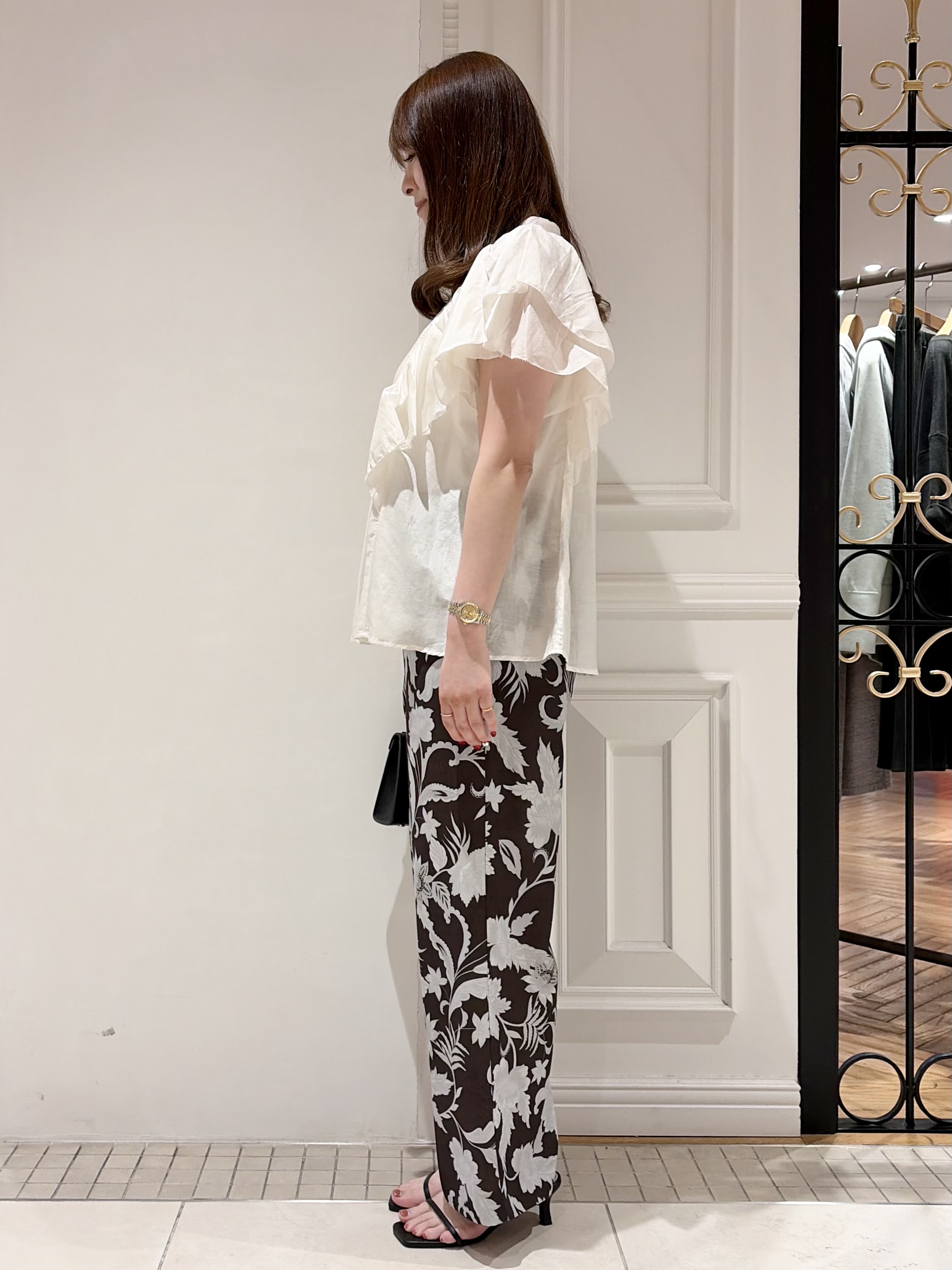 minowaさんの「DRESSTERIOR｜コットンシルク ラッフルスリーブ ブラウス」を使ったコーディネート