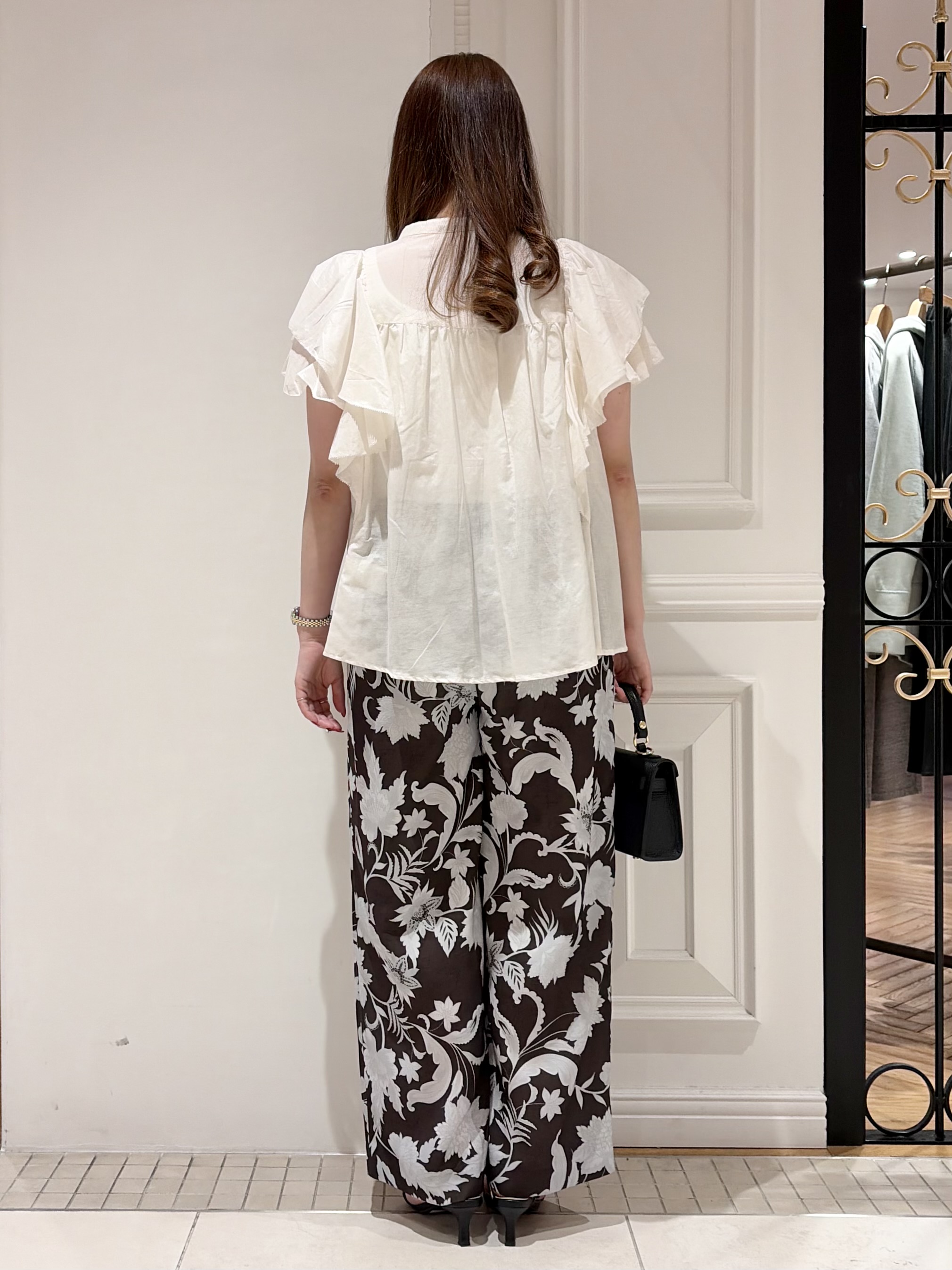 minowaさんの「DRESSTERIOR｜コットンシルク ラッフルスリーブ ブラウス」を使ったコーディネート