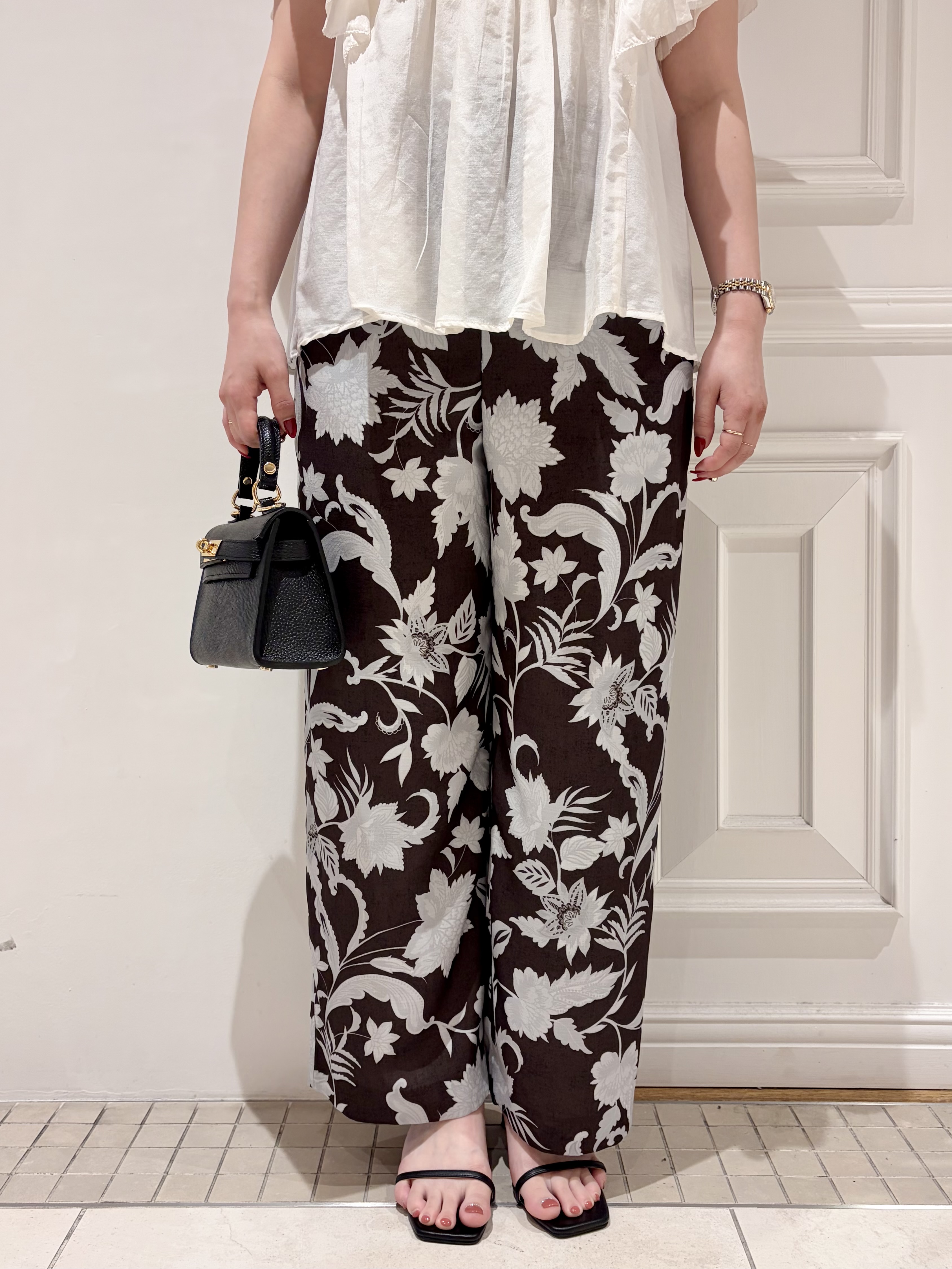 minowaさんの「DRESSTERIOR｜コットンシルク ラッフルスリーブ ブラウス」を使ったコーディネート